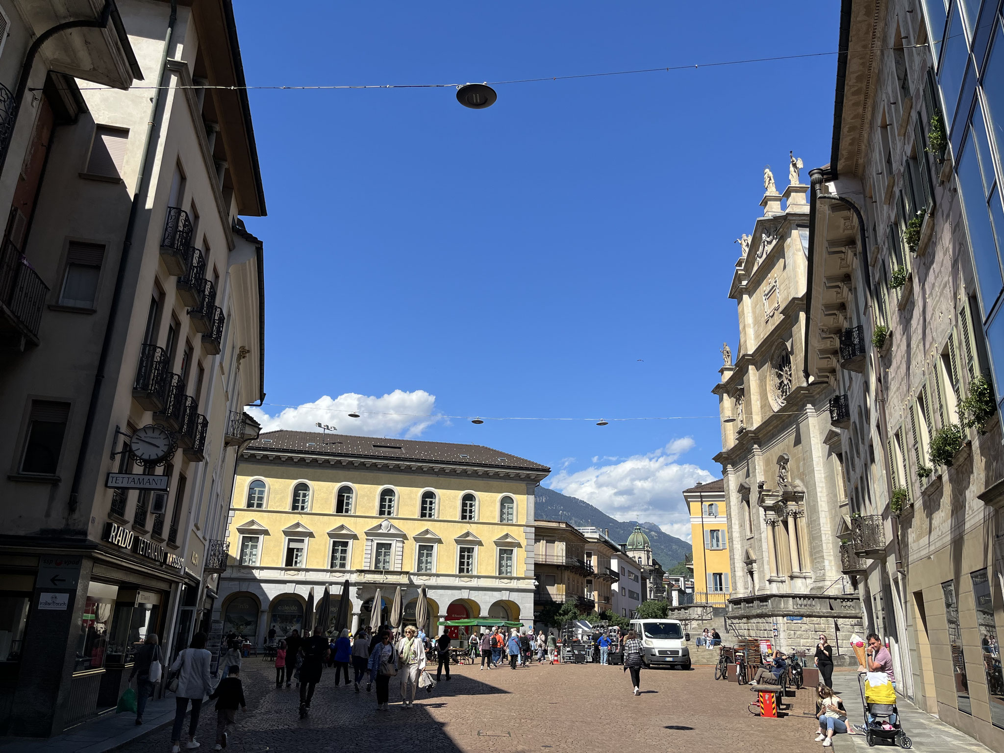… hoch über der Altstadt von Bellinzona trohnt.