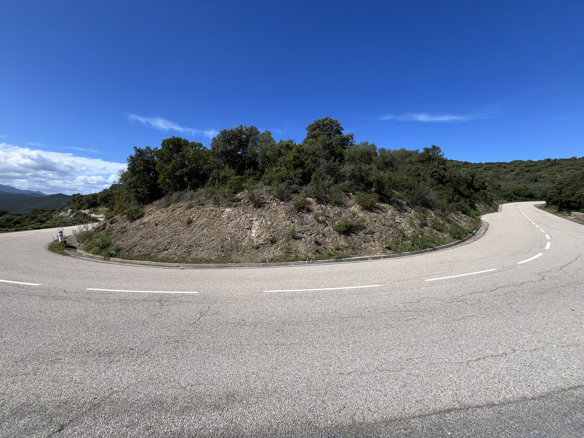 Kurze Zeit später können wir auf eine Zweitklassstrasse abbiegen(offizielle Veloroute) und in aller Ruhe, ohne viel Verkehr dem Pass, Bocca di Veccu, 311m, entgegen fahren.