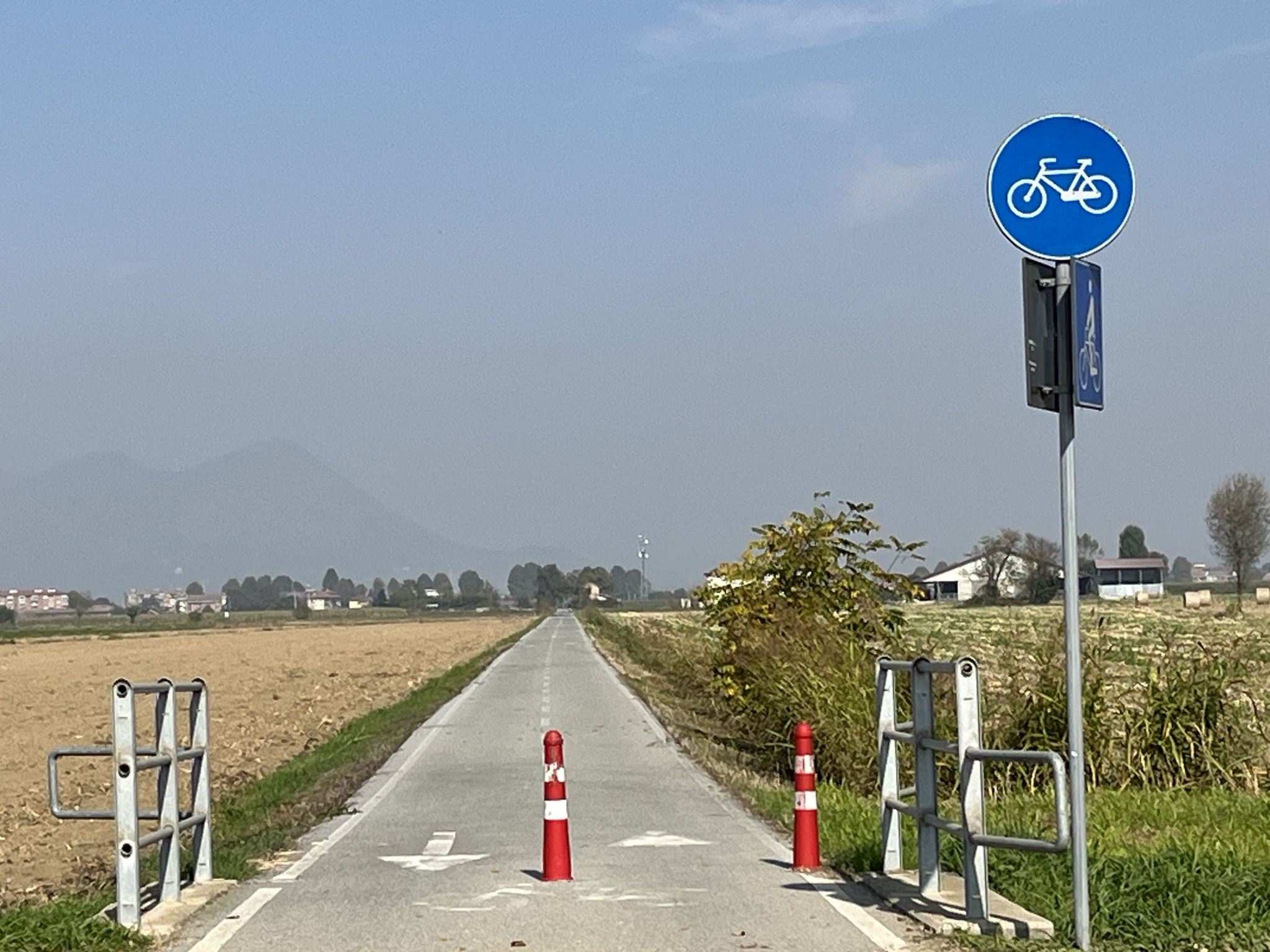In Airasca können wir auf einen Bahntrasseeweg einbiegen, der ebenfalls schnurgerade verläuft und rund 20km lang ist. Flach und kein Verkehr, das Wetter stimmt-was will man mehr.