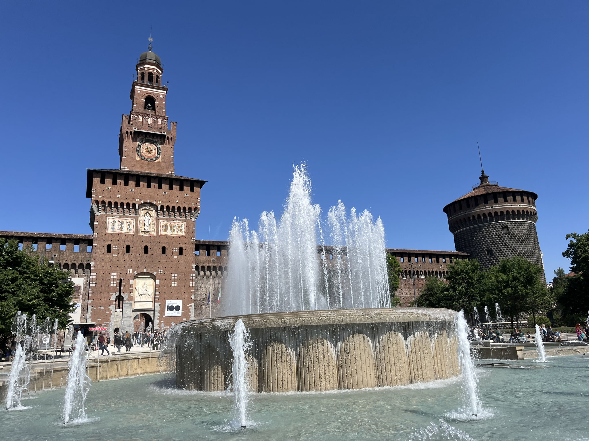 Es geht weiter zur „Piazza Castello“ mit diesem herrlichen Wasserspiel.