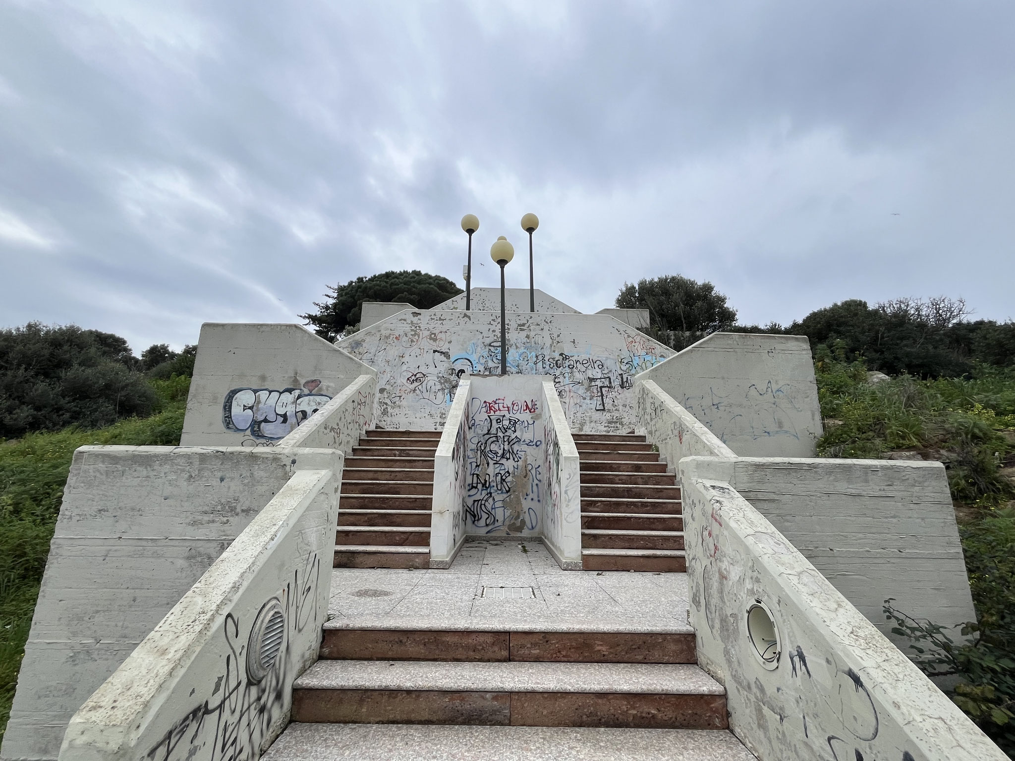 … wir gerade die Fährtickets nach Bonifacio lösen und anschliessend diesen Treppenaufgang zum Dorf hoch besteigen.