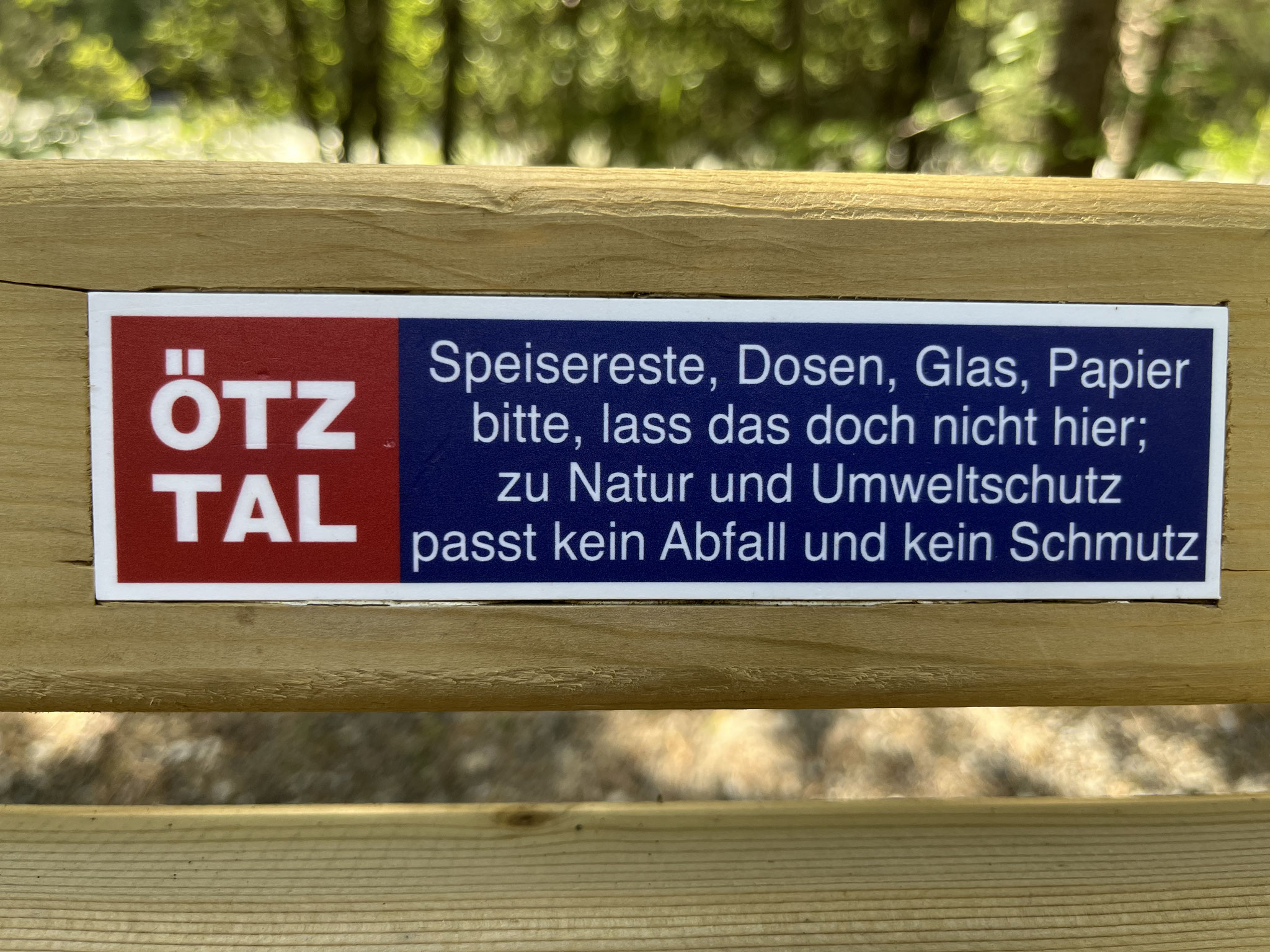 Wir gehen dem Fluss entlang auf einem breiten Veloweg ...