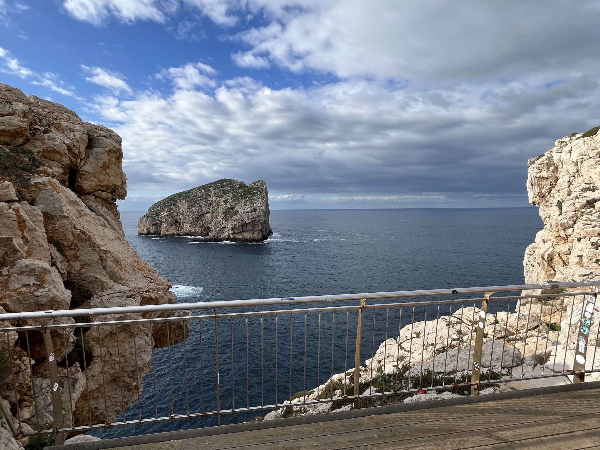 … und kommen schliesslich zum Aussichtspunkt „Isola Foradada“. Ein phantastischer Ausblick tut sich auf.