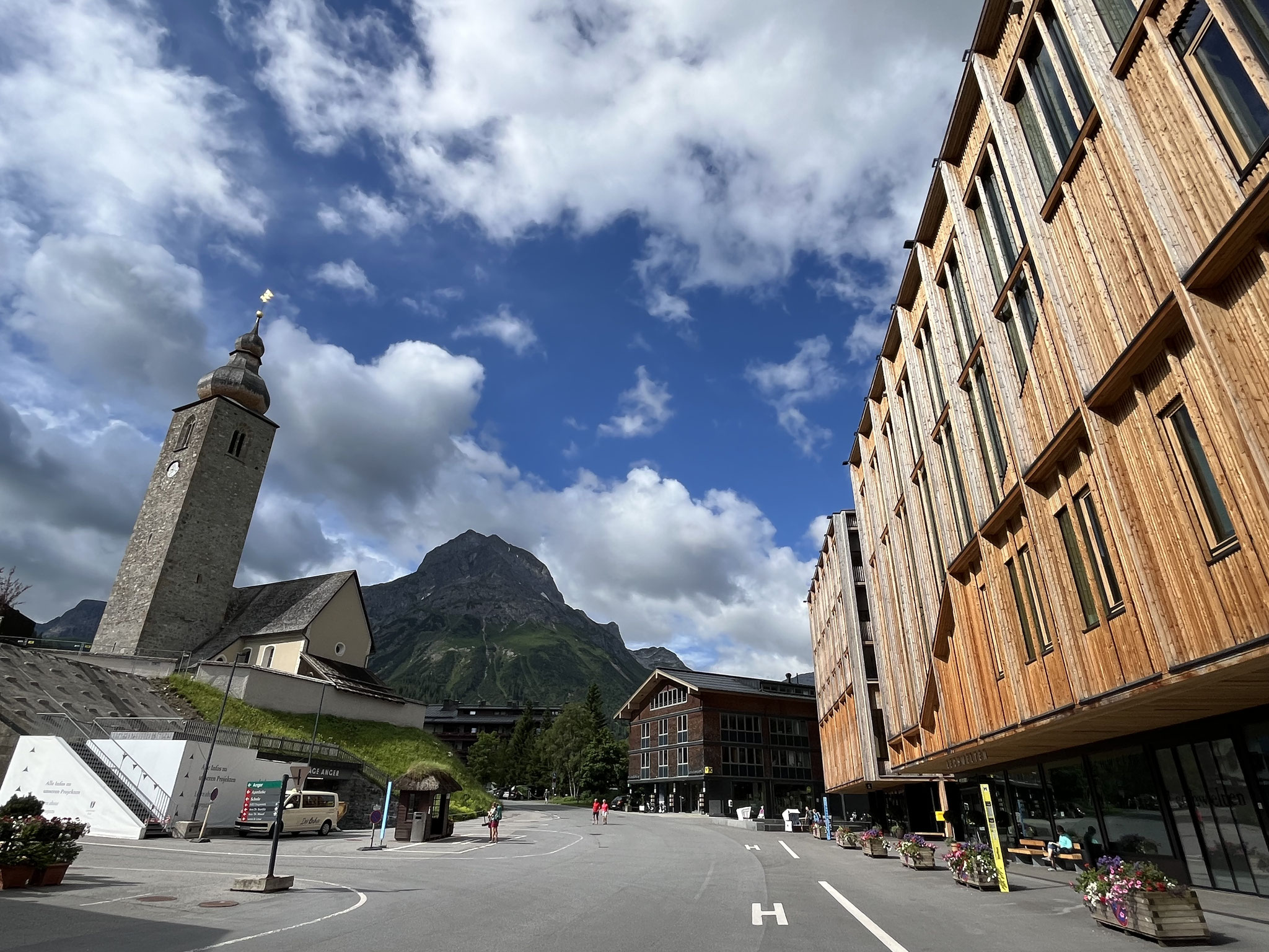 Es ist sehr viel los auf der einen Seite des Dorfes. Beim grossen Dorfplatz vor der Kirche ist es schon wieder viel runiger.