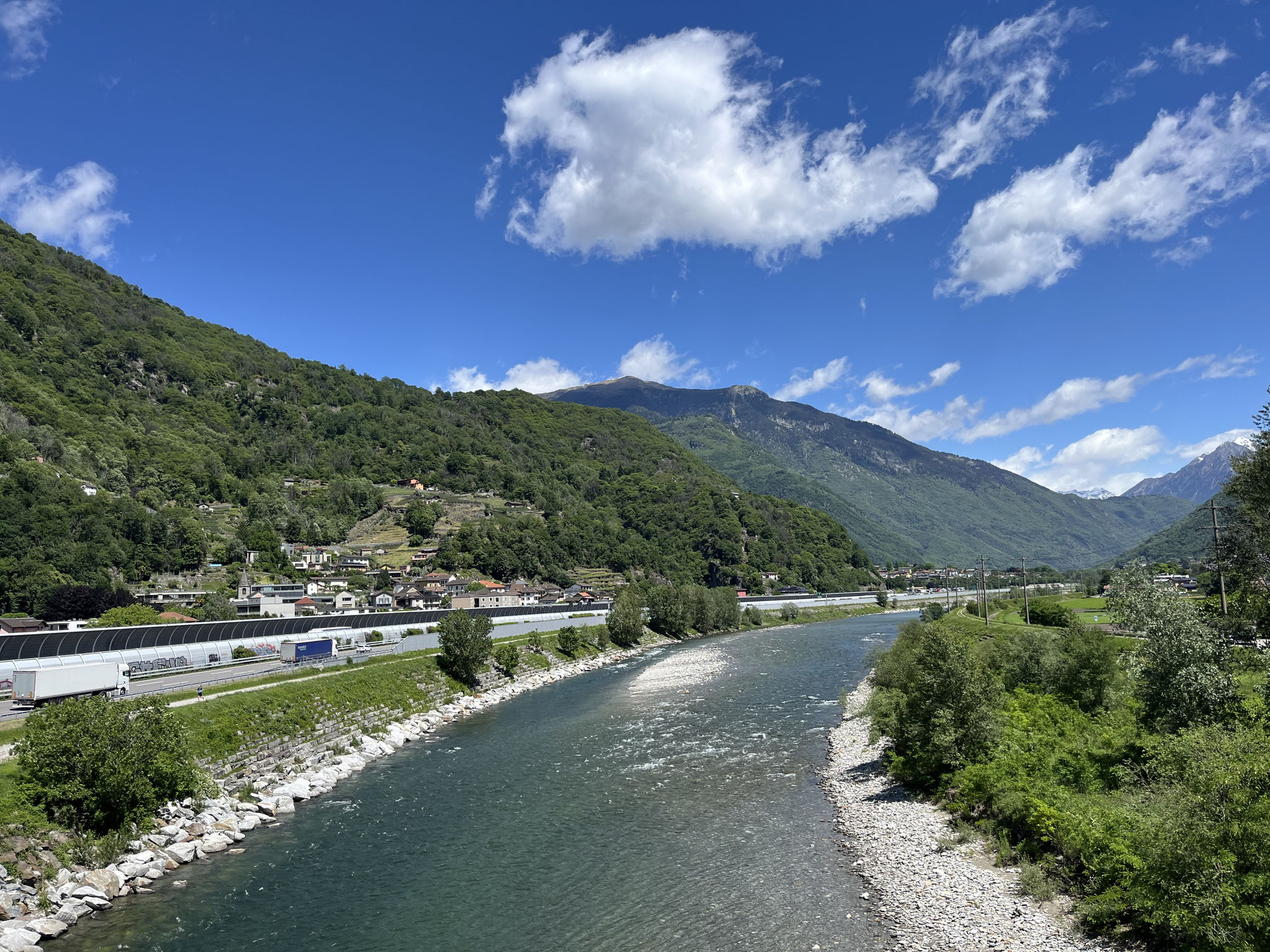 Unser Blick schweift über das Tal mit dem breiten Fluss und der stark befahrenen Gotthardautobahn.