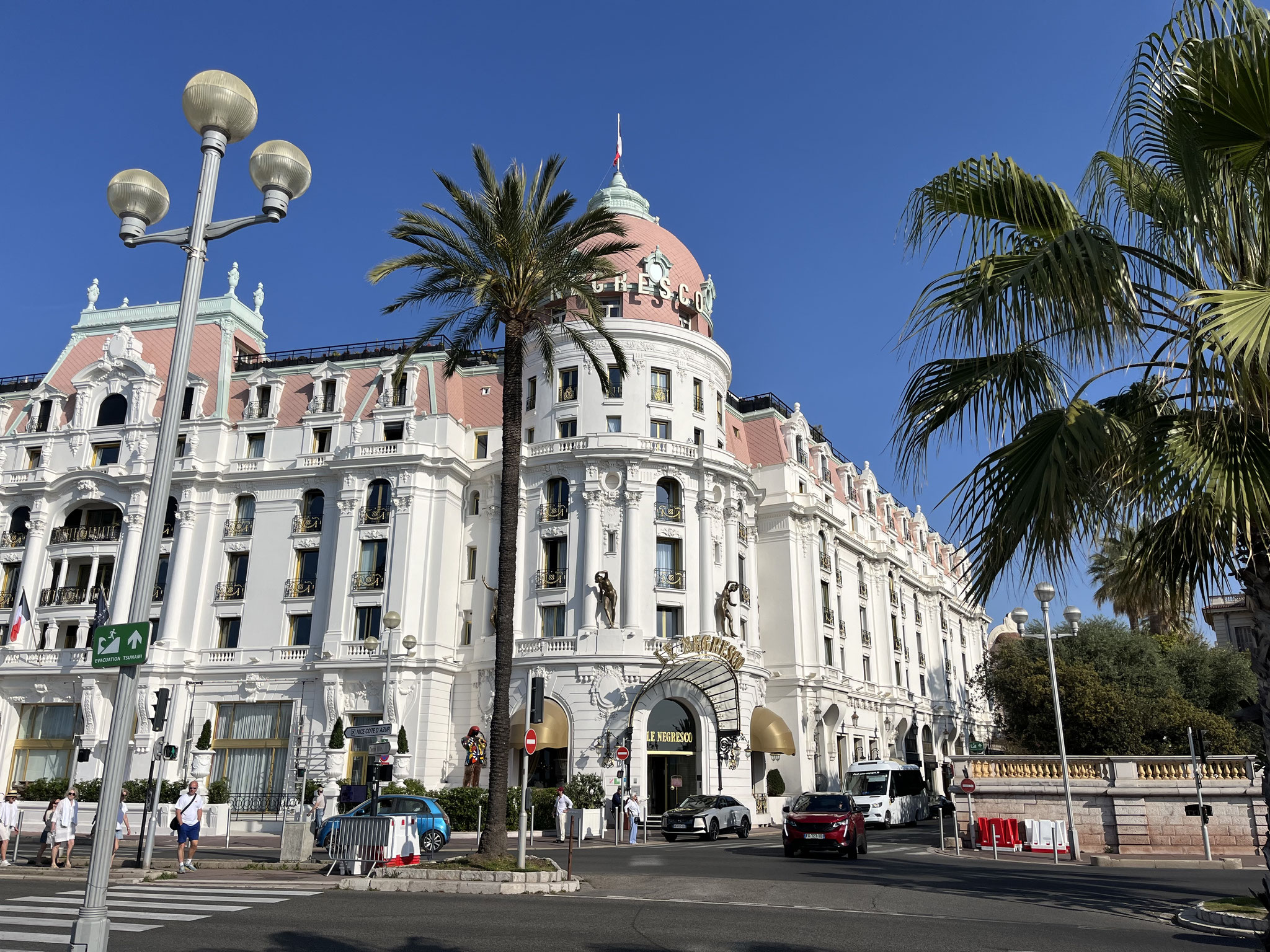 Es hat bereits sehr viele Touristen, Sportler, Einheimische auf der weltberühmten Promenade. Geschichtsträchtige Nobelhotels säumen unseren Weg durch Parks und Parkplätze.