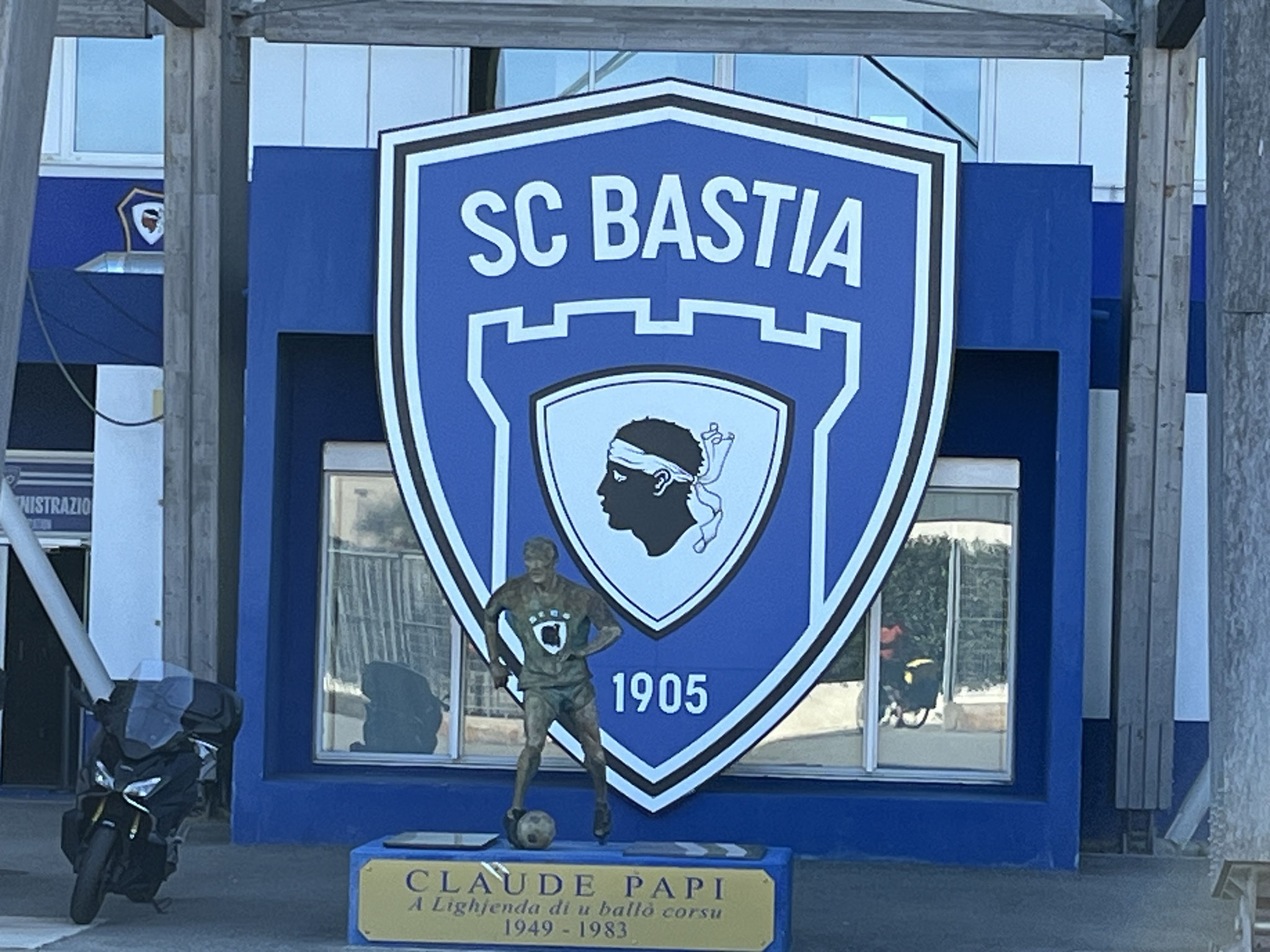 Ich mache noch einen kleinen Abstecher und schaue mir das Fussballstadion von Bastia an, das gerade umgebaut und erneuert wird. Kindheitserinnerungen vom Fussballeuropacup(GC-Bastia) werden in mir wach.