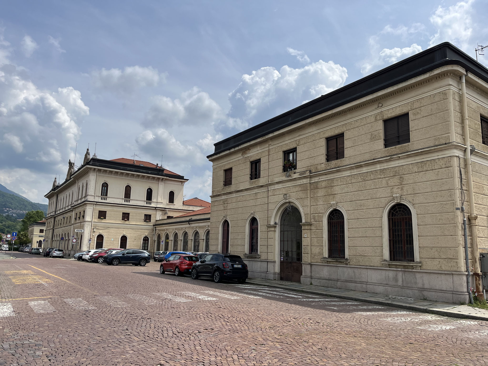 Auf dem Rückweg kommen wir am grossen Bahnhofsgebäude von 1882 vorbei. Der Bahnhof ist immer noch ein wichtiger Verkehrsknotenpunkt, vor allem für den Güterverkehr.