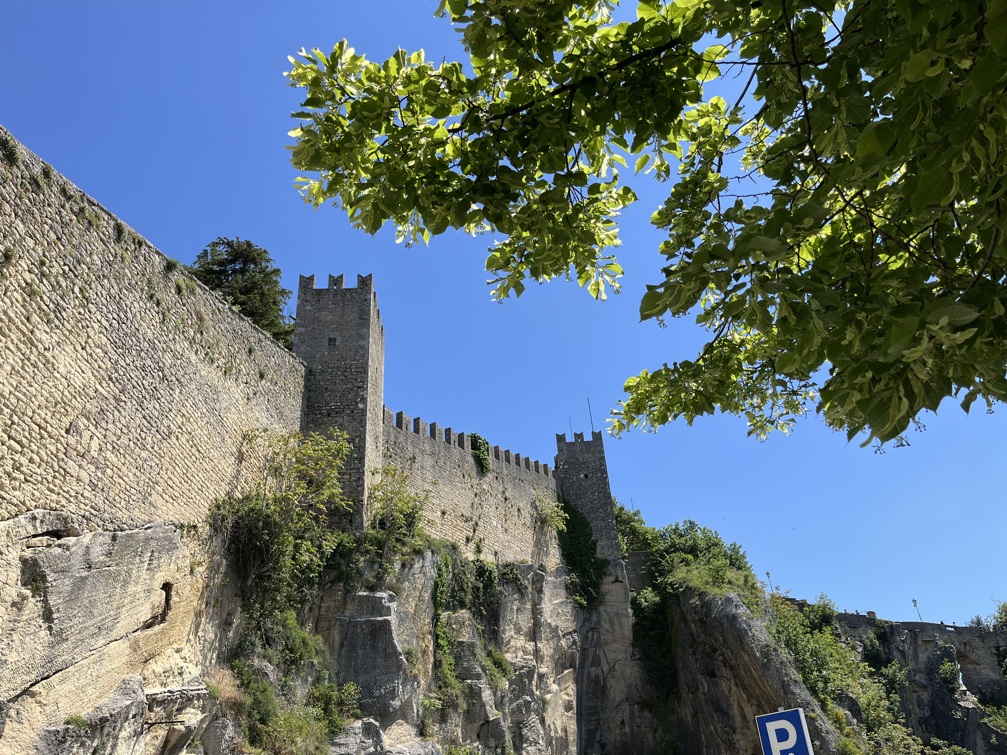 Die Altstadt liegt auf einem 150m hohen Felsen und ist von einer Stadtmauer umgeben, die wir begehen können.