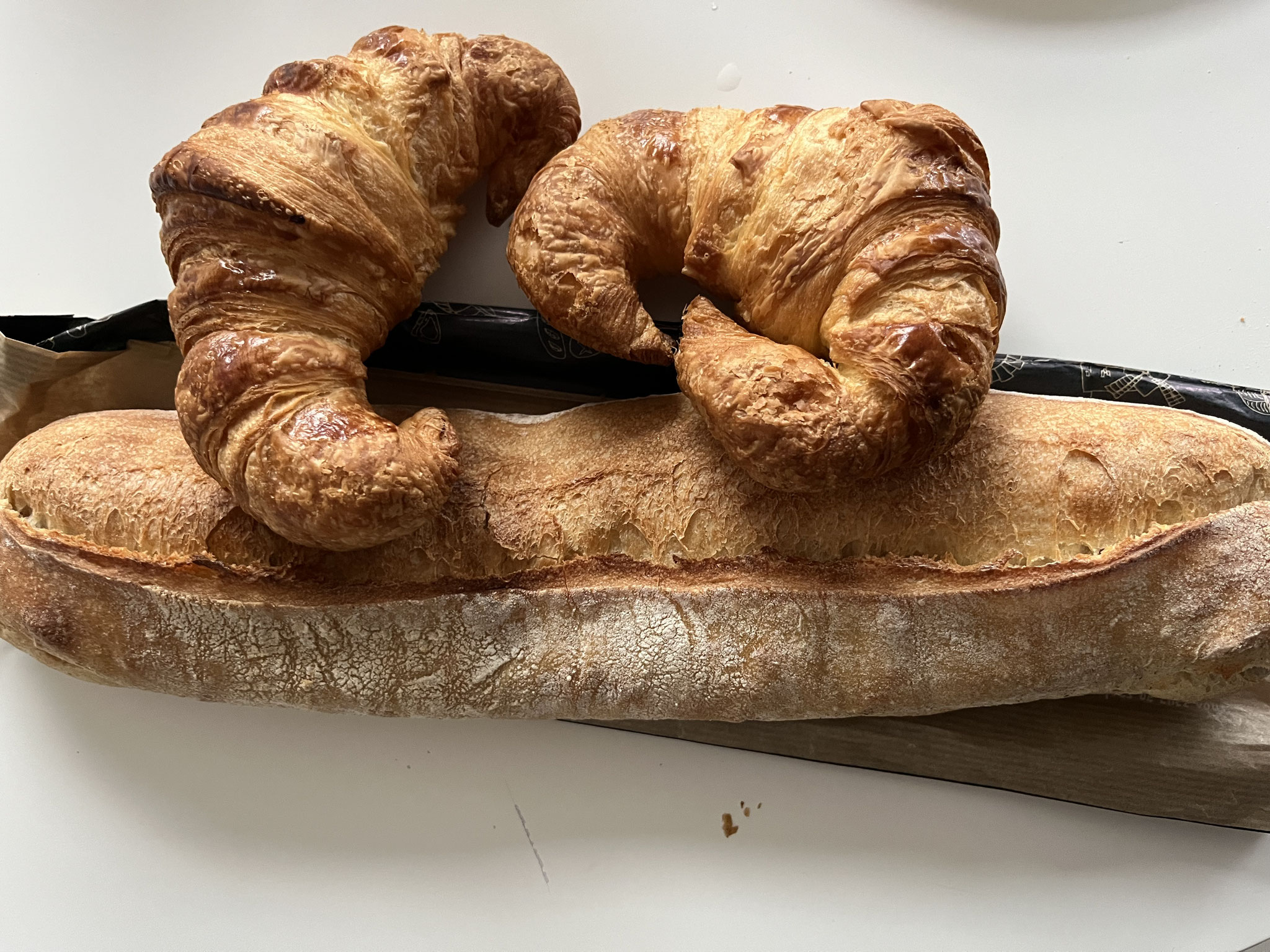 Baguette und Croissant backen, können auch die Korsen. Nach unserem feinen Frühstück …