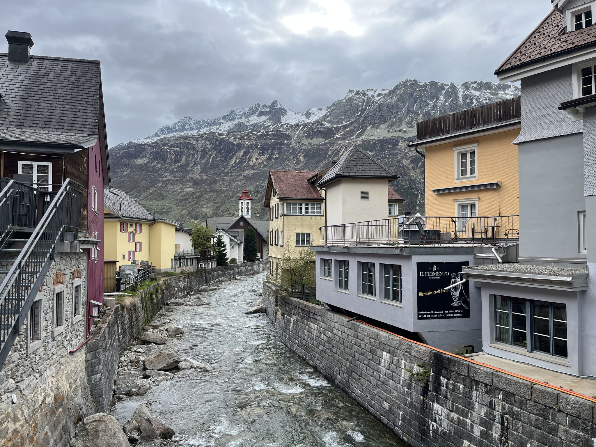 Es ist kühl heute Morgen in Andermatt, deshalb …