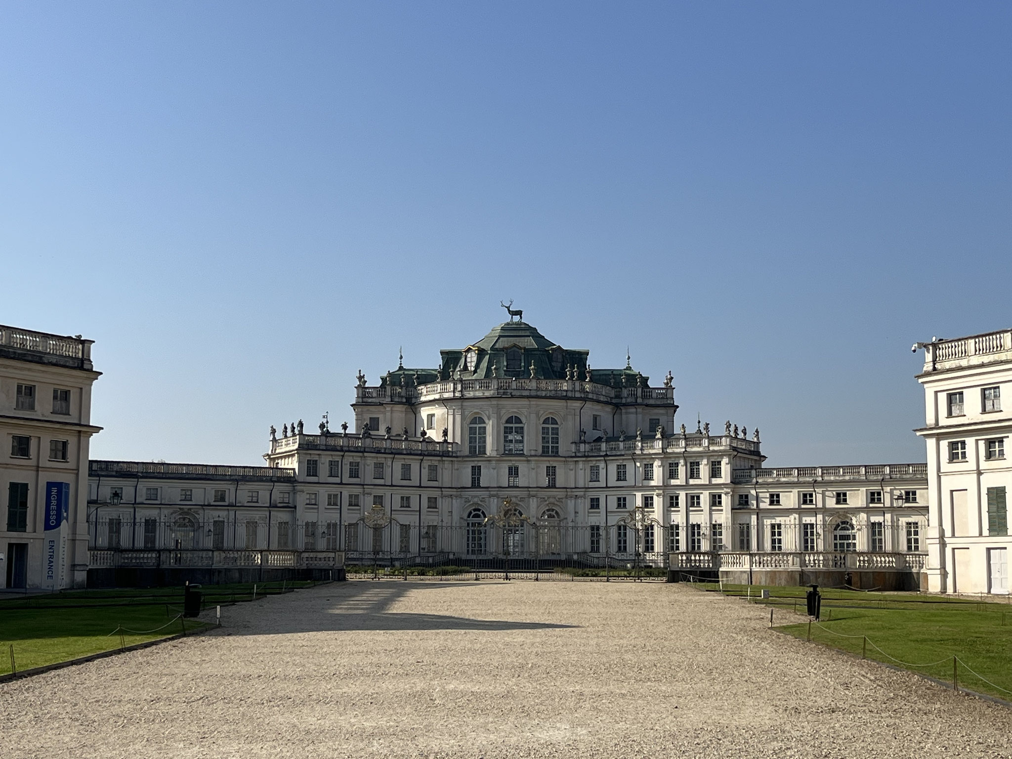Einige Kilometer ausserhalb der Stadt bestaunen wir die Savoyer Jagd-und Festresidenz aus dem 18. Jhdt., ein herausragendes, barockes Meisterwerk in Europa.