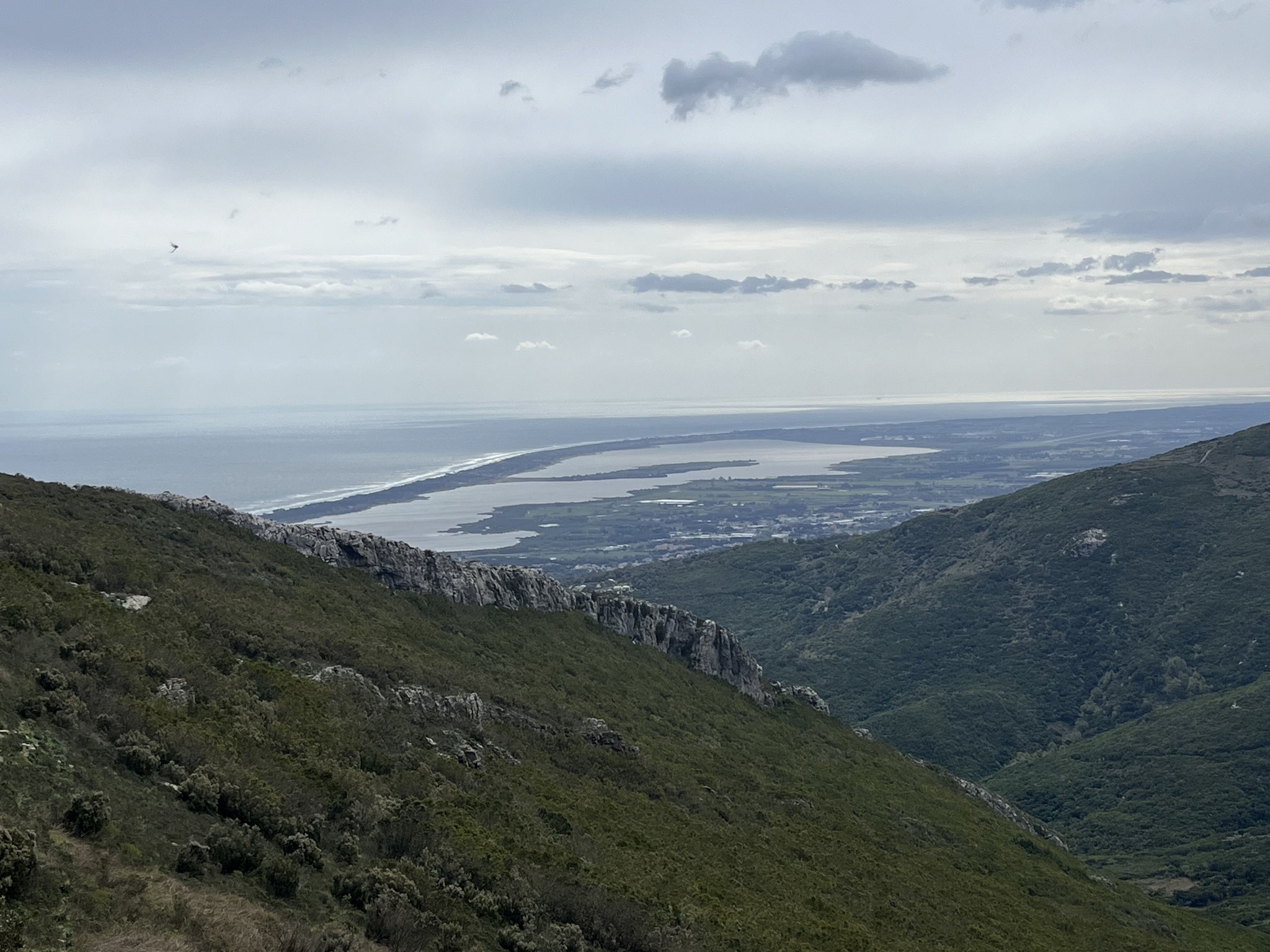 Dann sehen wir bereits hinunter auf die Ebene vor Bastia mit dem Etang de Biguglia.