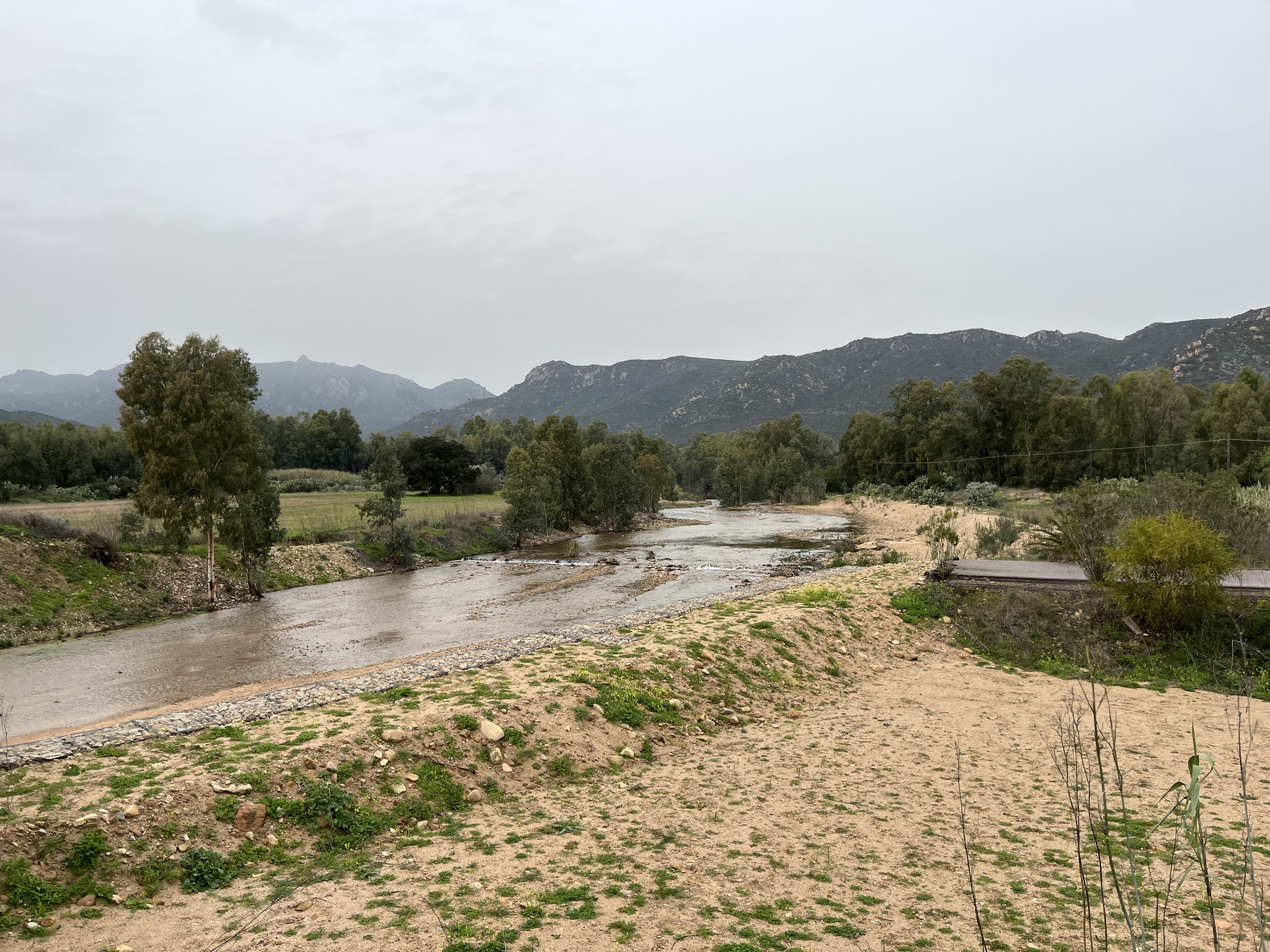 Wir überqueren diverse Flüsse, die immer mal wieder Hochwasser führen und Brücken zerstören können.