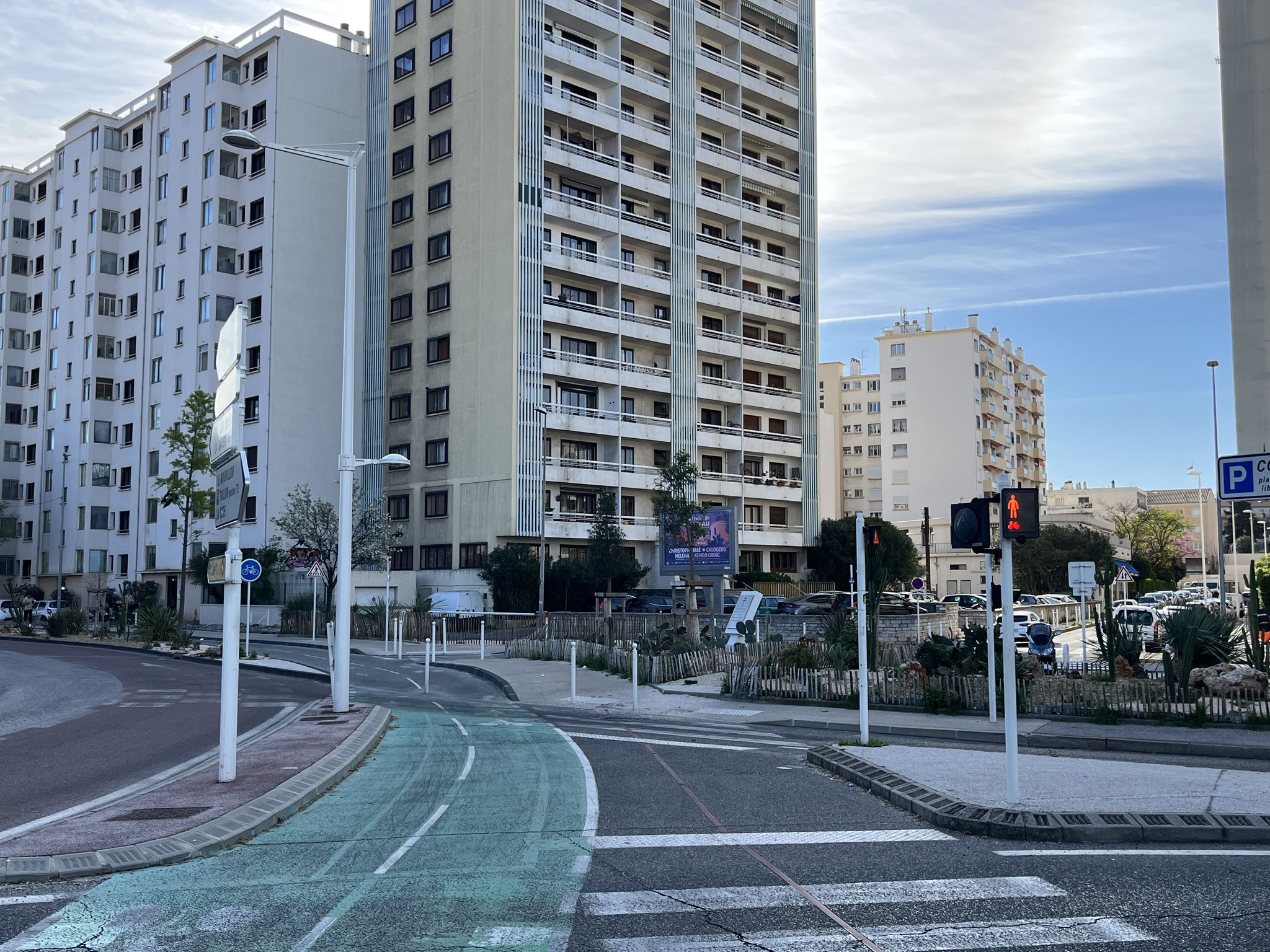 Vom Hotel aus gehts direkt auf den Veloweg.
