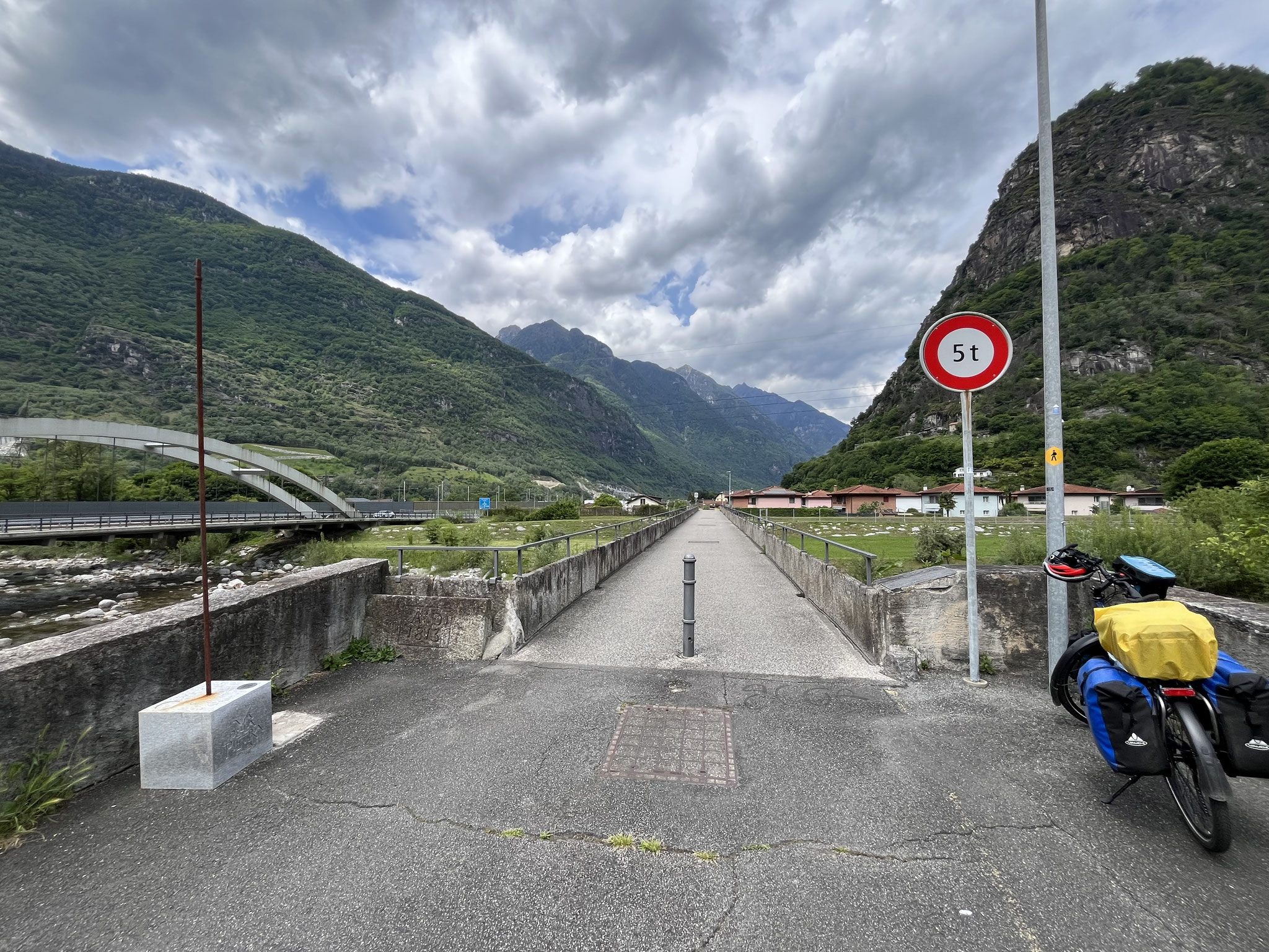 Nach einer kurzen Apfelpause gehts in Biasca über diese alte Brücke(1814) weiter.
