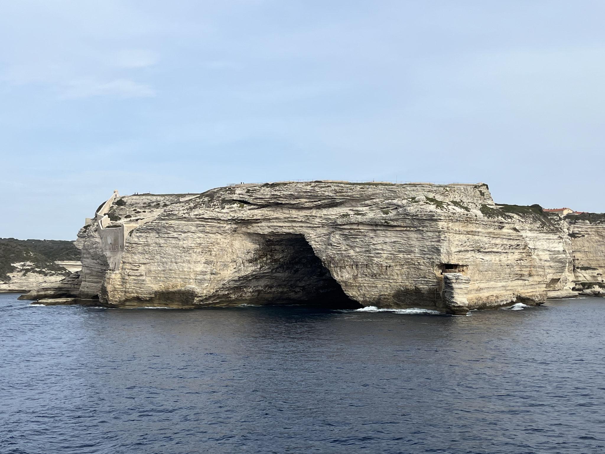 Die senkrechten Klippen mit der Grotte „Saint Antoine“ und …