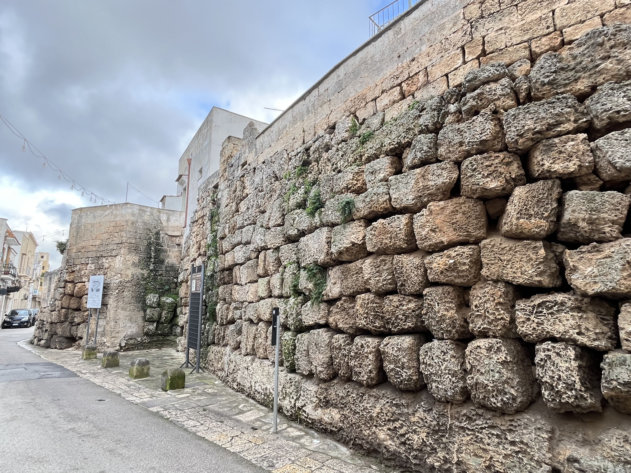 ... an einer sehr alten Stadtmauer vorbei ...