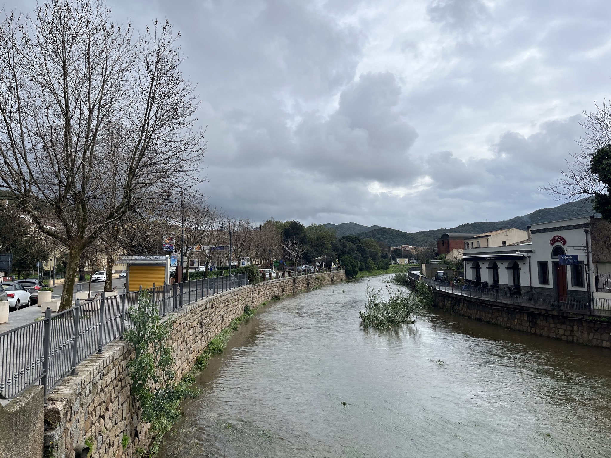 Der Fluss, Rio di Teulada, führt nach den vielen Regenstunden soviel Wasser, wie sonst nie im Winter.