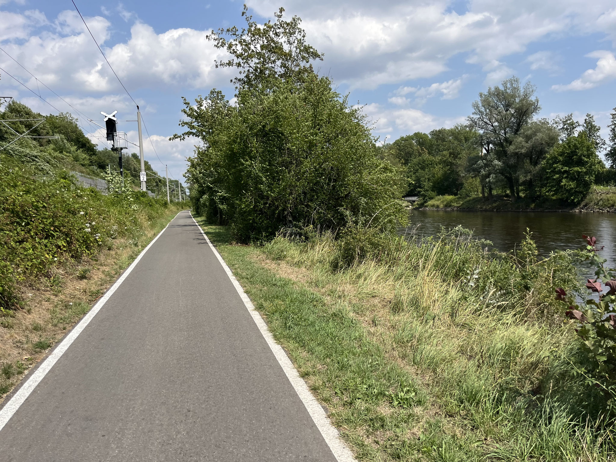 Auf einem schmalen Veloweg zwischen Eisenbahn und Donau radeln wir Ulm entgegen.