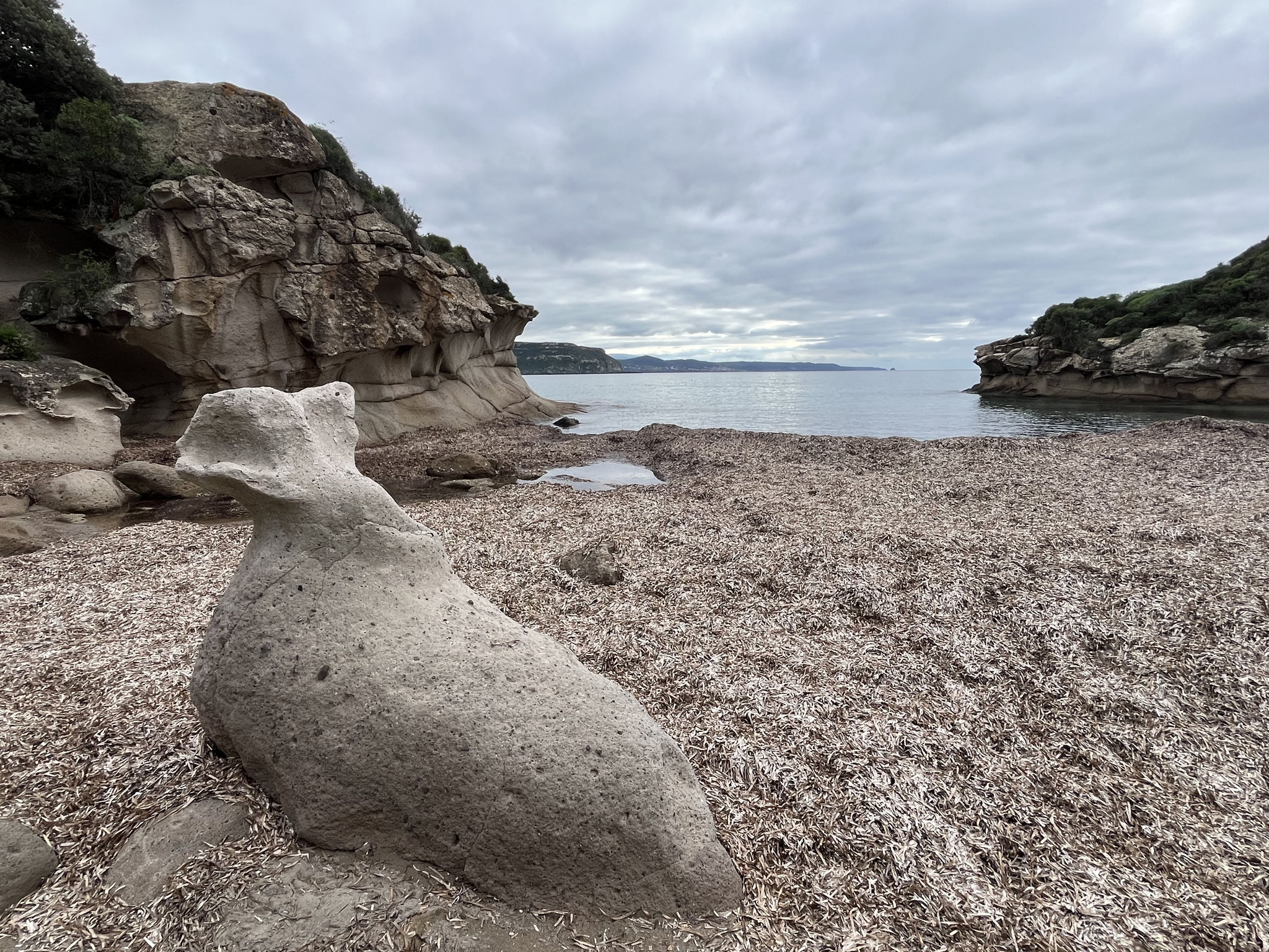 … zum kleinen Strand „Cumpultittu“, wo wir diese Naturplastik finden.