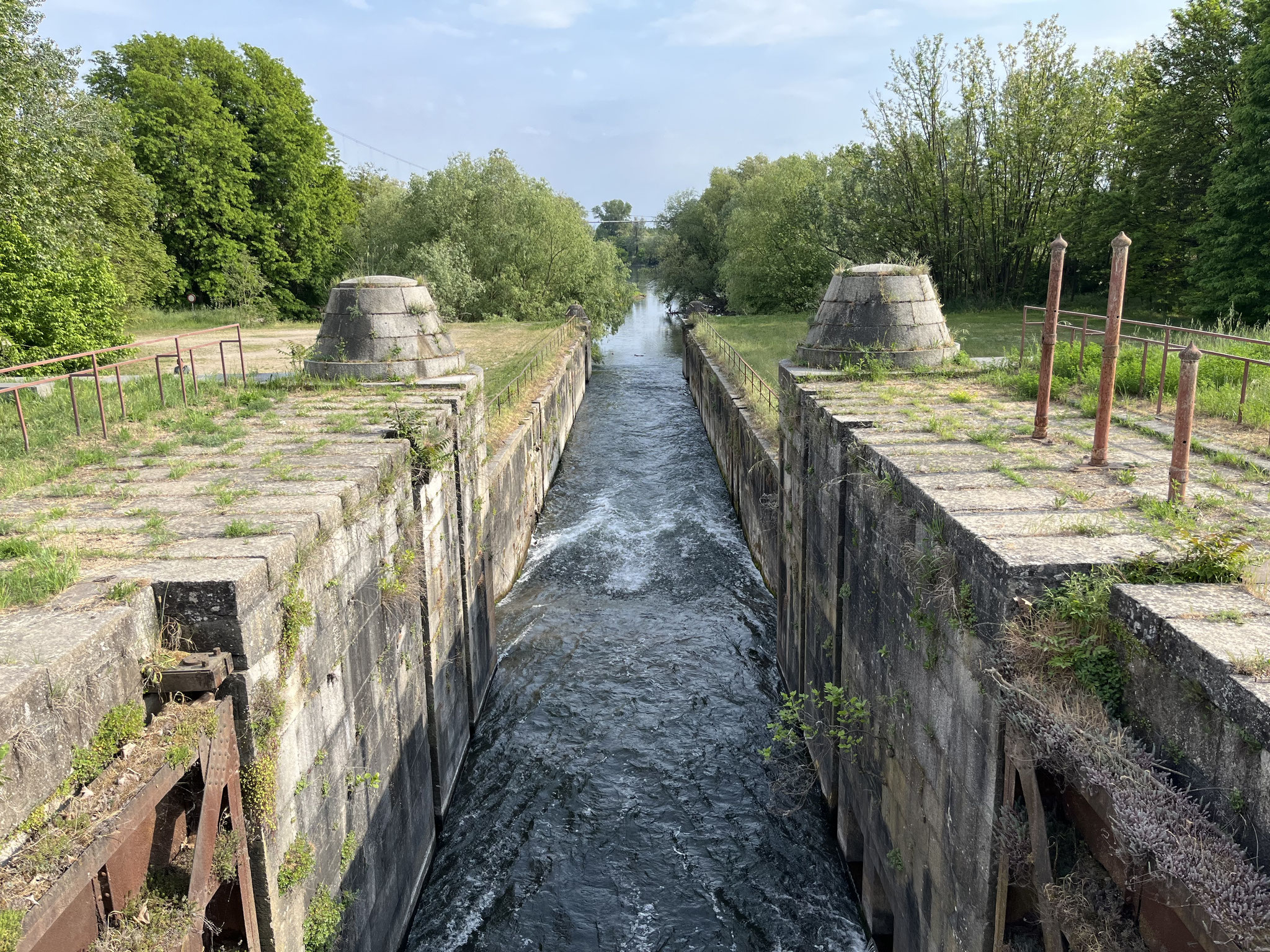… Nachmittagshitze einem alten Kanal mit Schleusenanlagen entlang. Ein Kanal mit dem man früher Holz über den Po nach Mailand brachte.