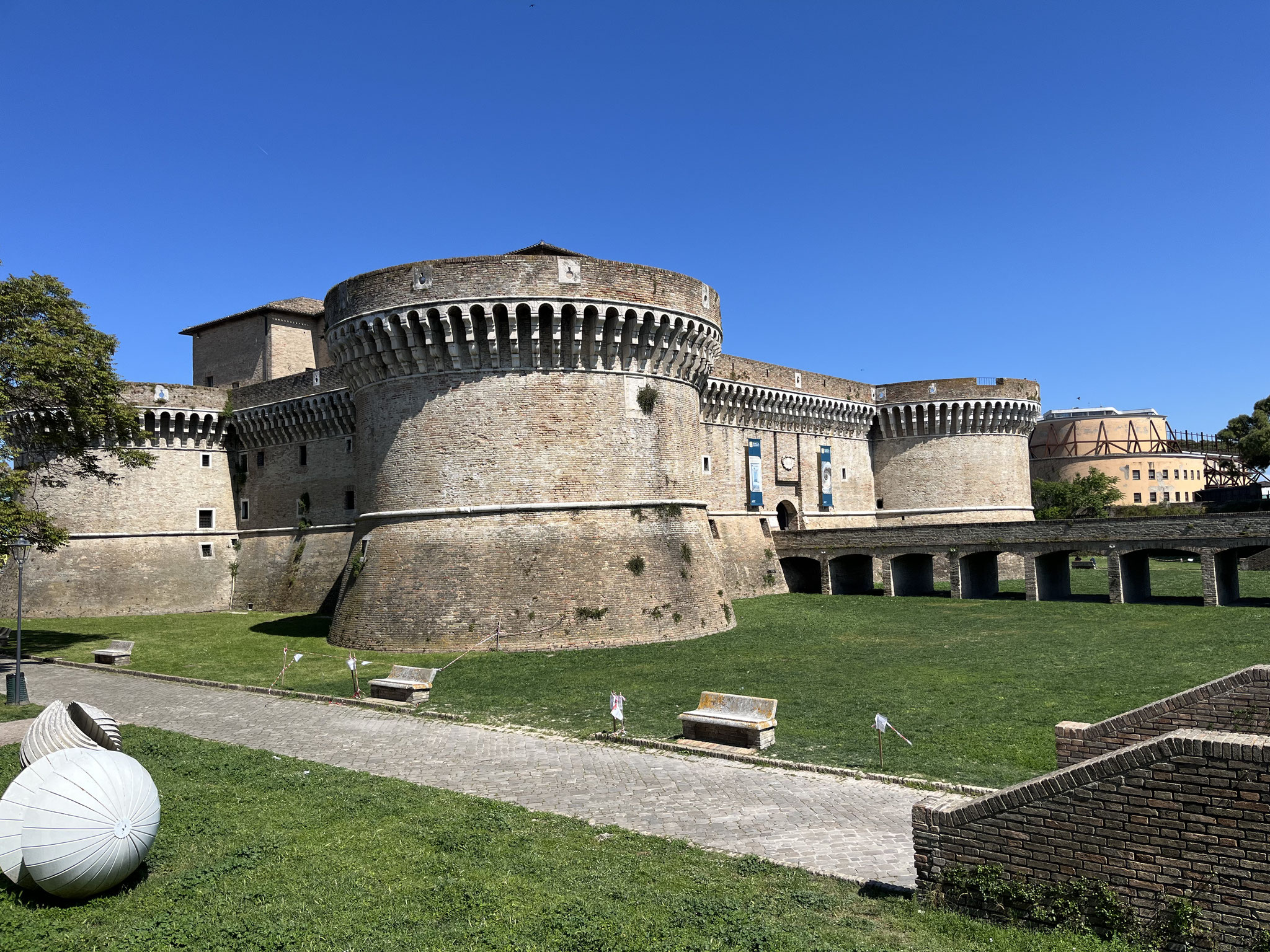 Wir spazieren den gleichen Weg zurück und schauen uns am Abend noch das Schloss "Rocca Roveresca" an.