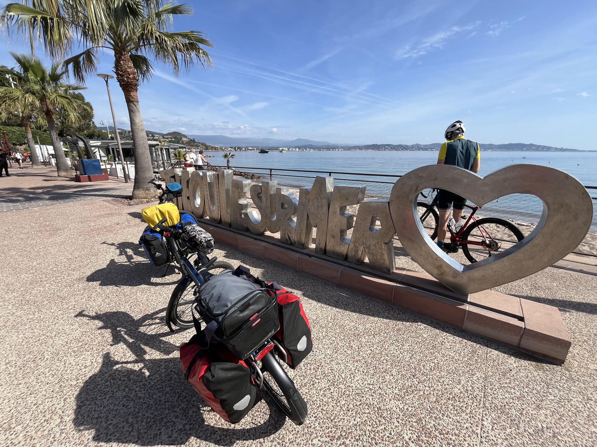 Kurz nach Theoule-sur-Mer, einem kleinen wunderschönen Ort direkt am Meer, nimmt dann der Verkehr plötzlich zu. 
