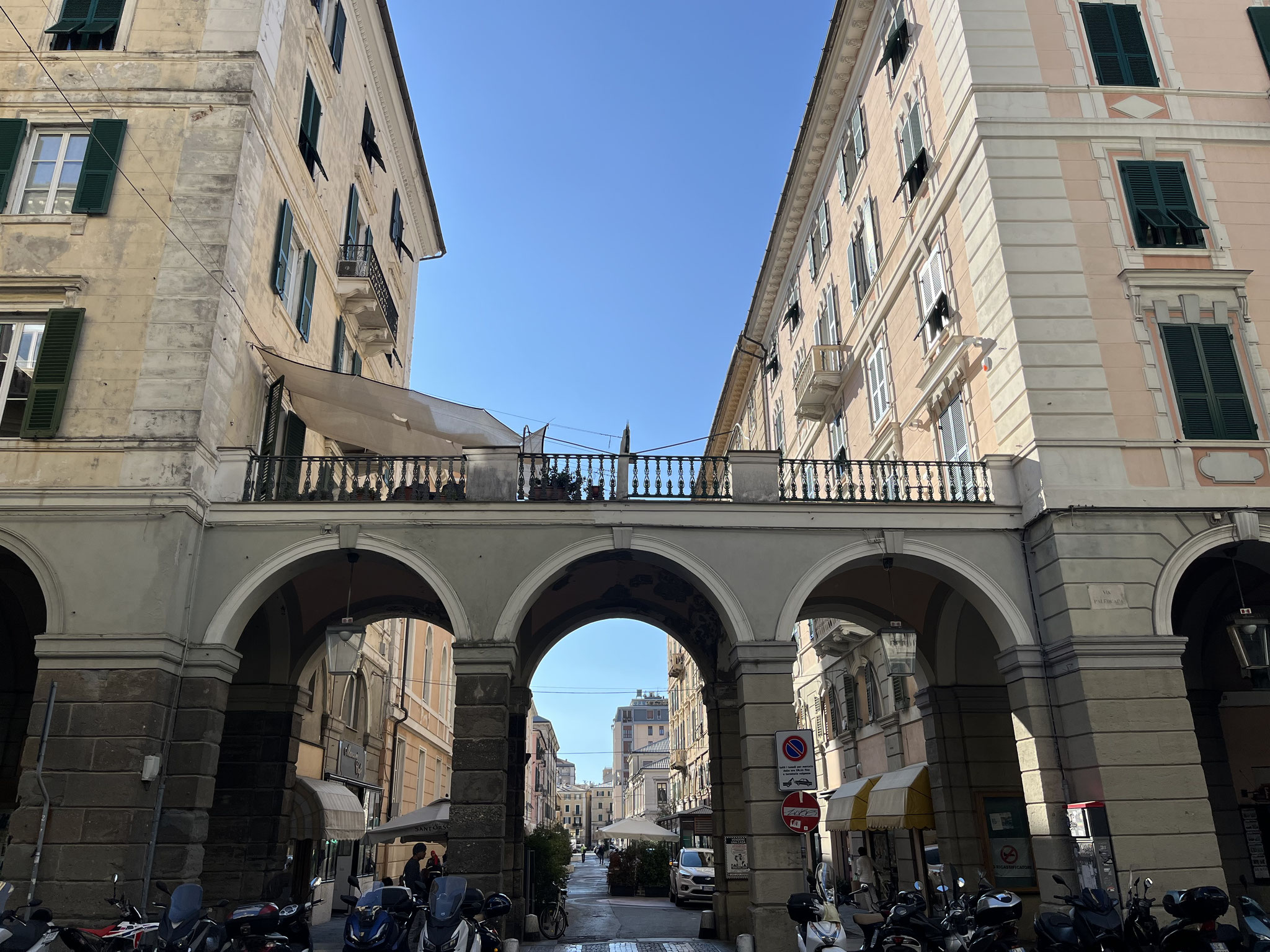 Viele Palazzi und Herrenhäuser mit filigranen Verziehrungen an der Hausfront bereichern das attraktive Zentrum.