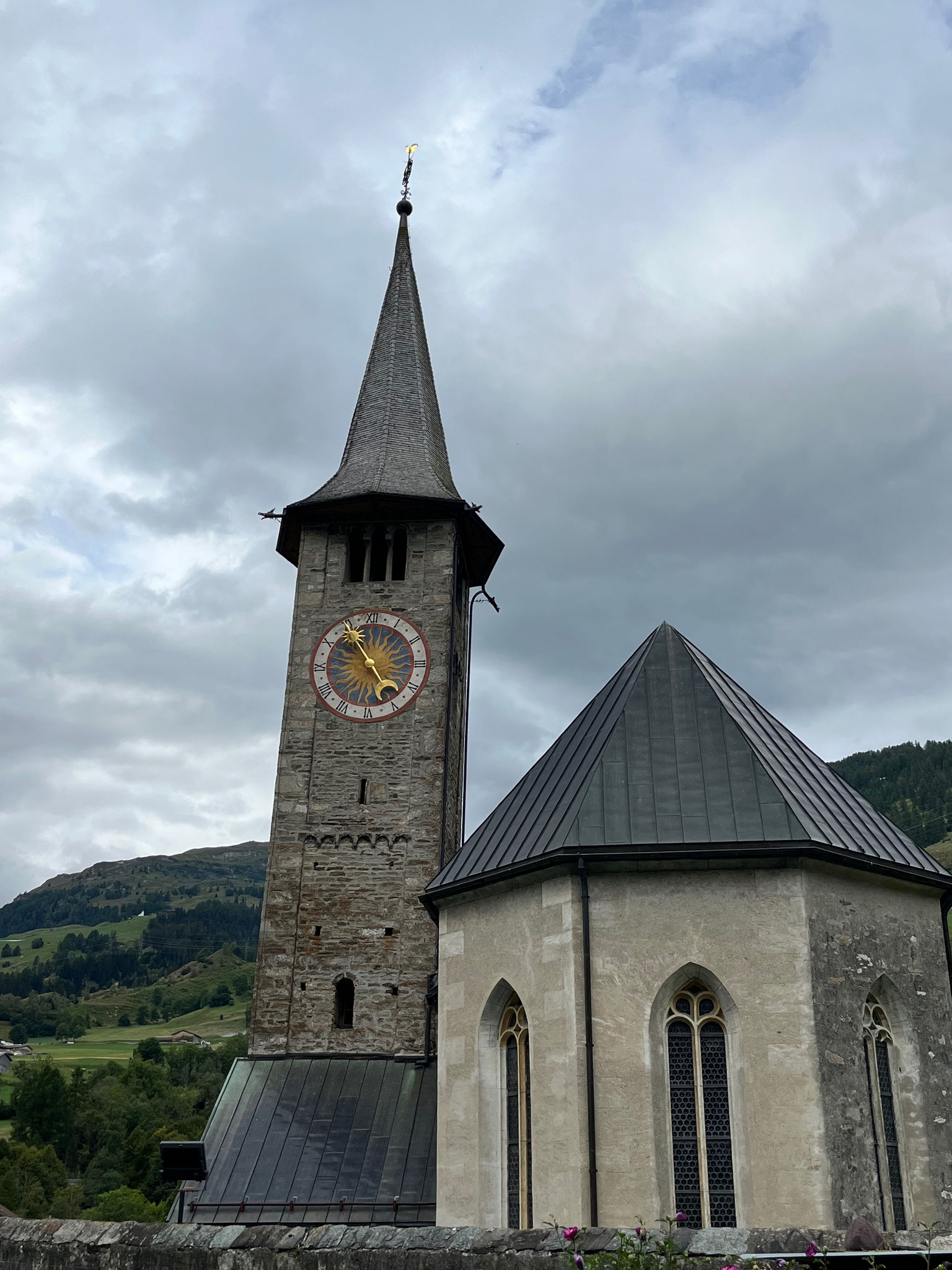 Nach dieser ersten Rampe kommen wir nach Zillis, wo diese berühmte Kirche mit sehenswerten Malereien steht.