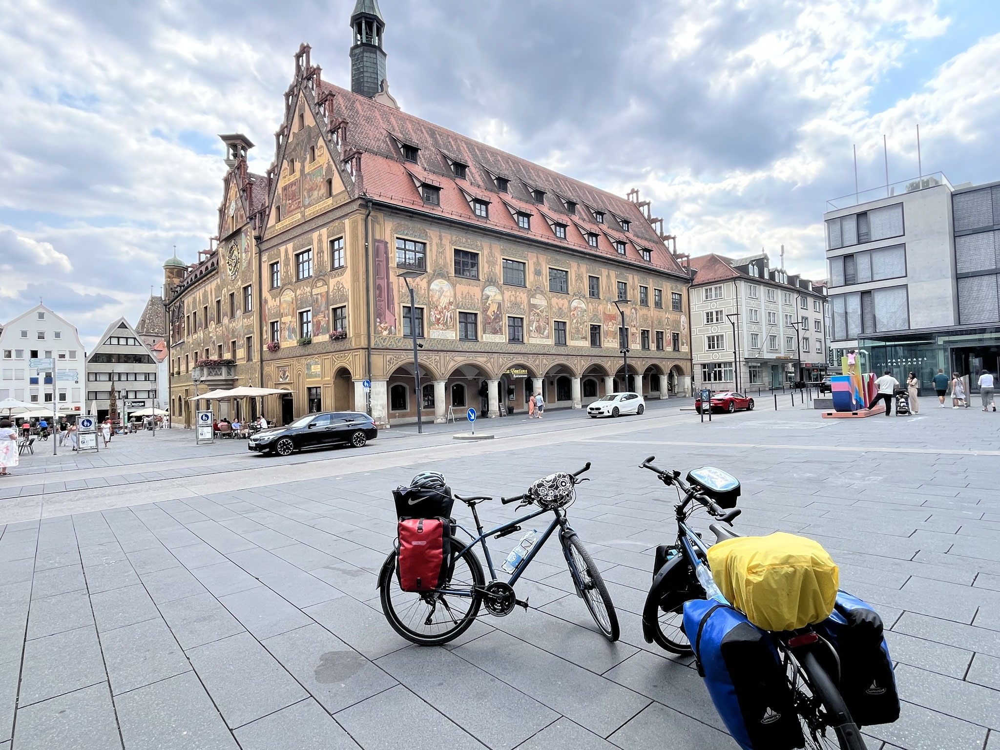 Nach einer kurzen Erfrischungspause(mit Radler und Chips) an der Flusspromenade schieben wir unsere Räder auf den Rathausplatz.