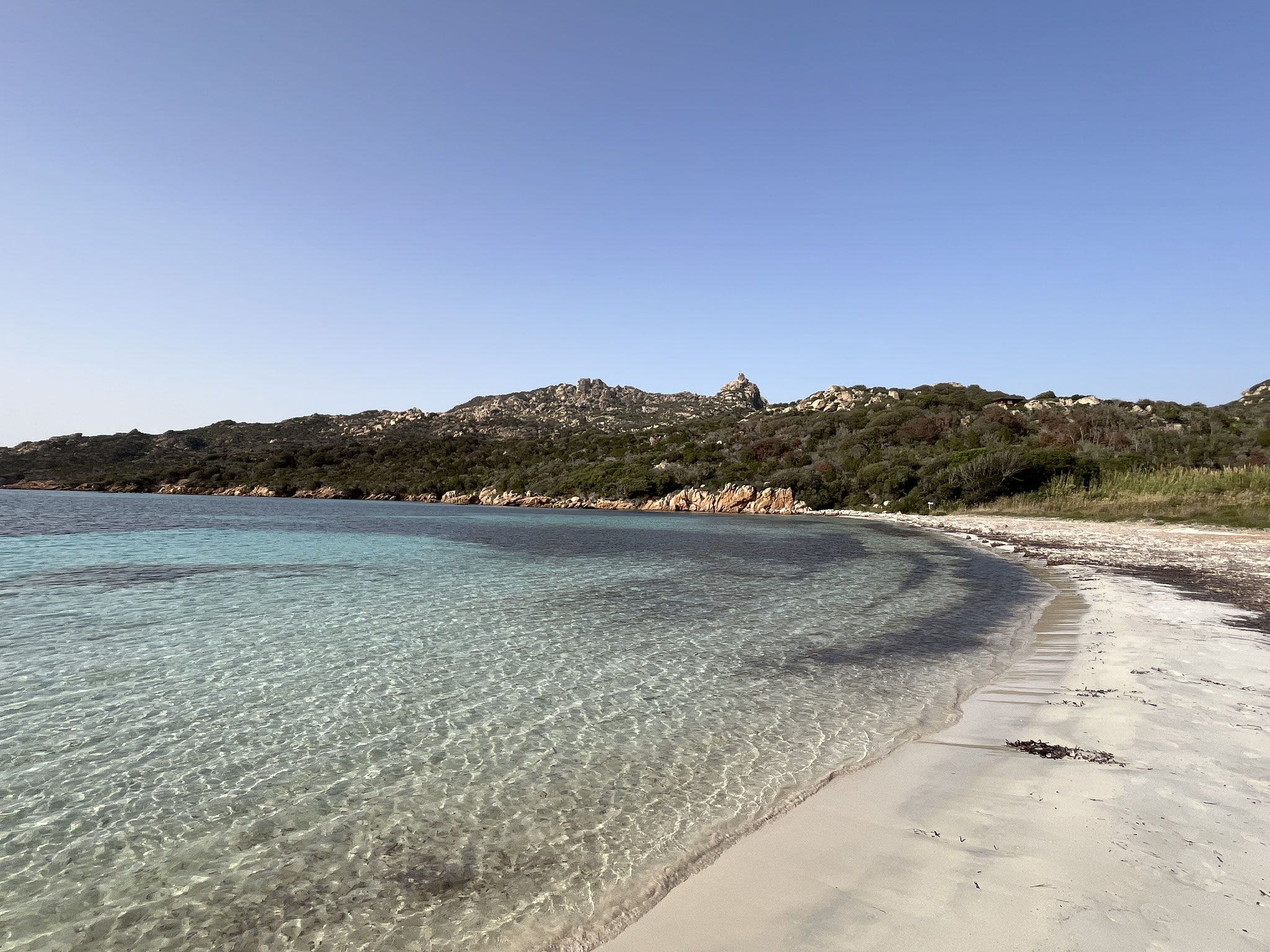 Einen Kilometer weiter liegt der „Plage de Paragan“, wo das klare Meerwasser sanft auf den Sandstrand brandet. Der Strand ist menschenleer und kann sich endlich vom Touristenrummel im Sommer erholen.