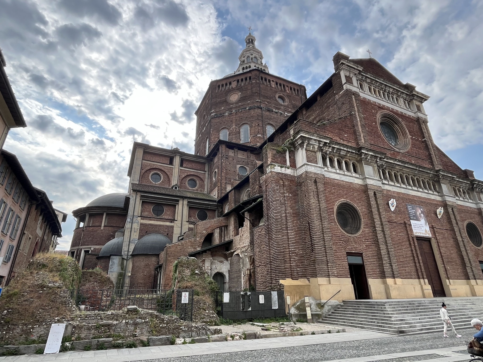 … zum imposanten Dom, der …