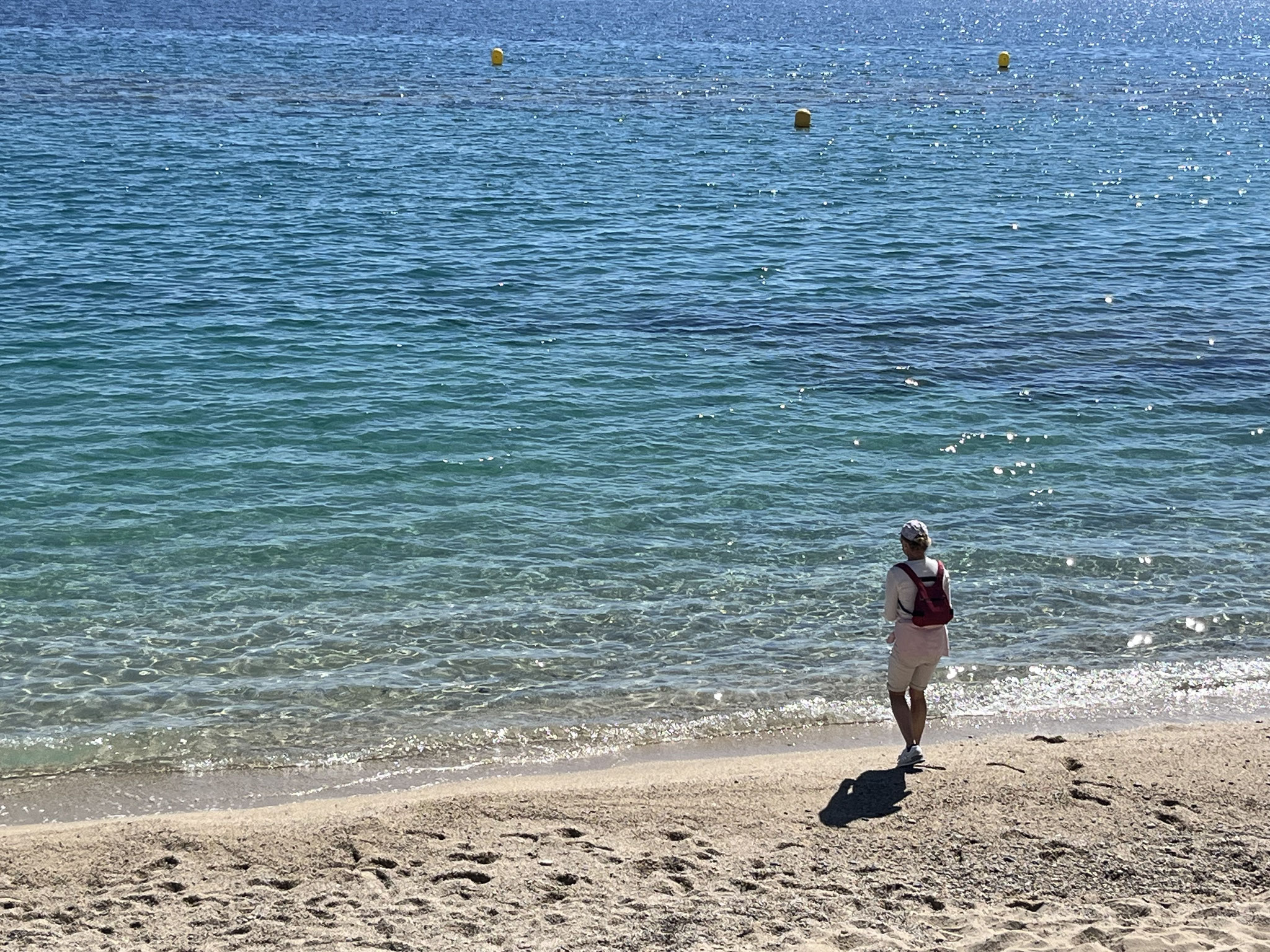 Wir spazieren auf der Promenade dem blau, schimmernden Meer entlang und testen die Temperatur des klaren Wassers. Für uns zum Baden noch zu kühl.
