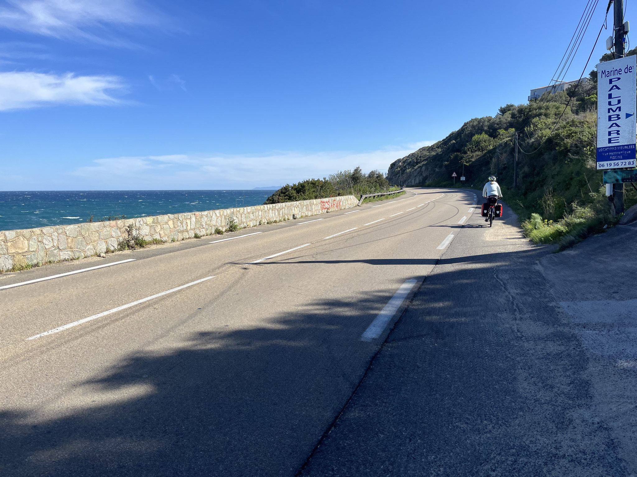 Nachdem wir das Einbahnstrassengewirr (unmögliche Strassenführung in Ile-Rousse) mit sehr viel Verkehr hinter uns gelassen haben, fahren wir auf einer schönen Küstenstrasse …