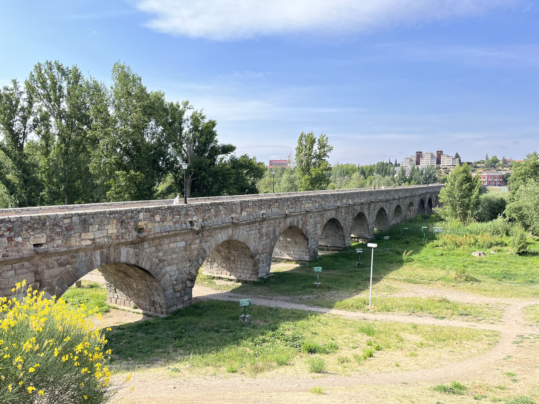 Die Römerbrücke führt über die beiden Parkanlagen und über den Rio Tormes.