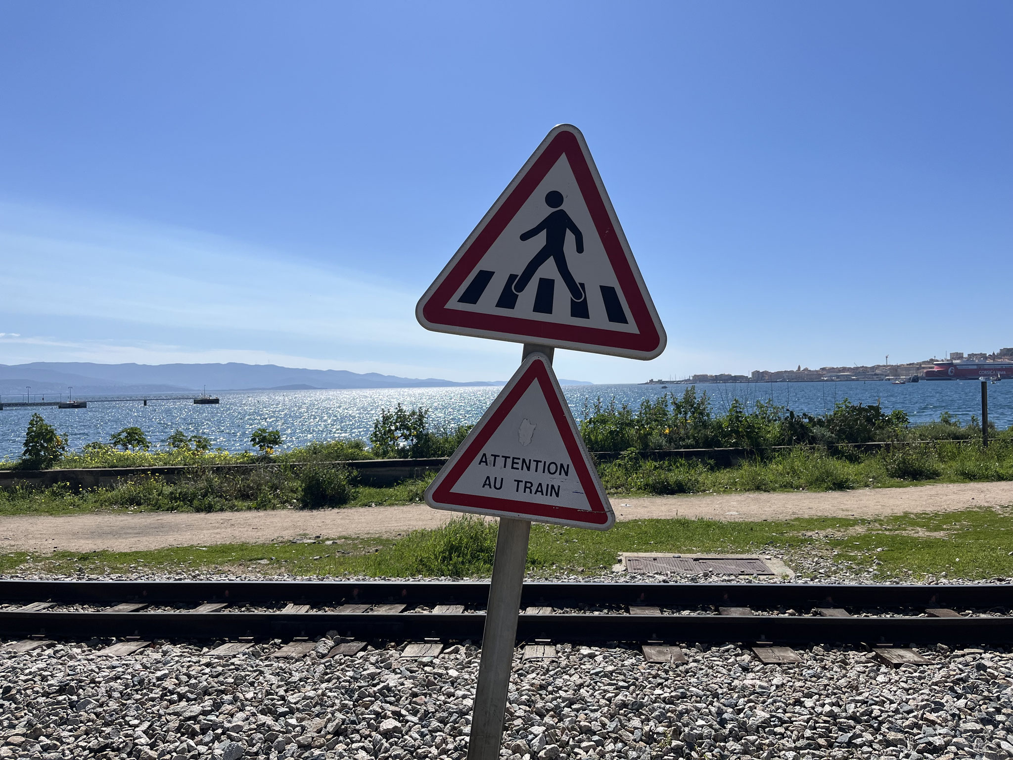 Wir kehren ans Meer zurück, überqueren diese Schmalspurbahngeleise und gehen noch „fitten“.