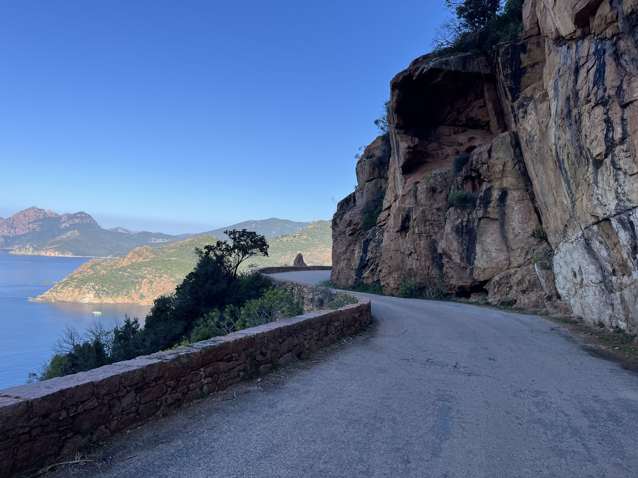Von Anfang an steigt die Strasse an und führt uns hoch über dem Meer auf einer schmalen und spektakulären Felsenstrasse Richtung Norden.
