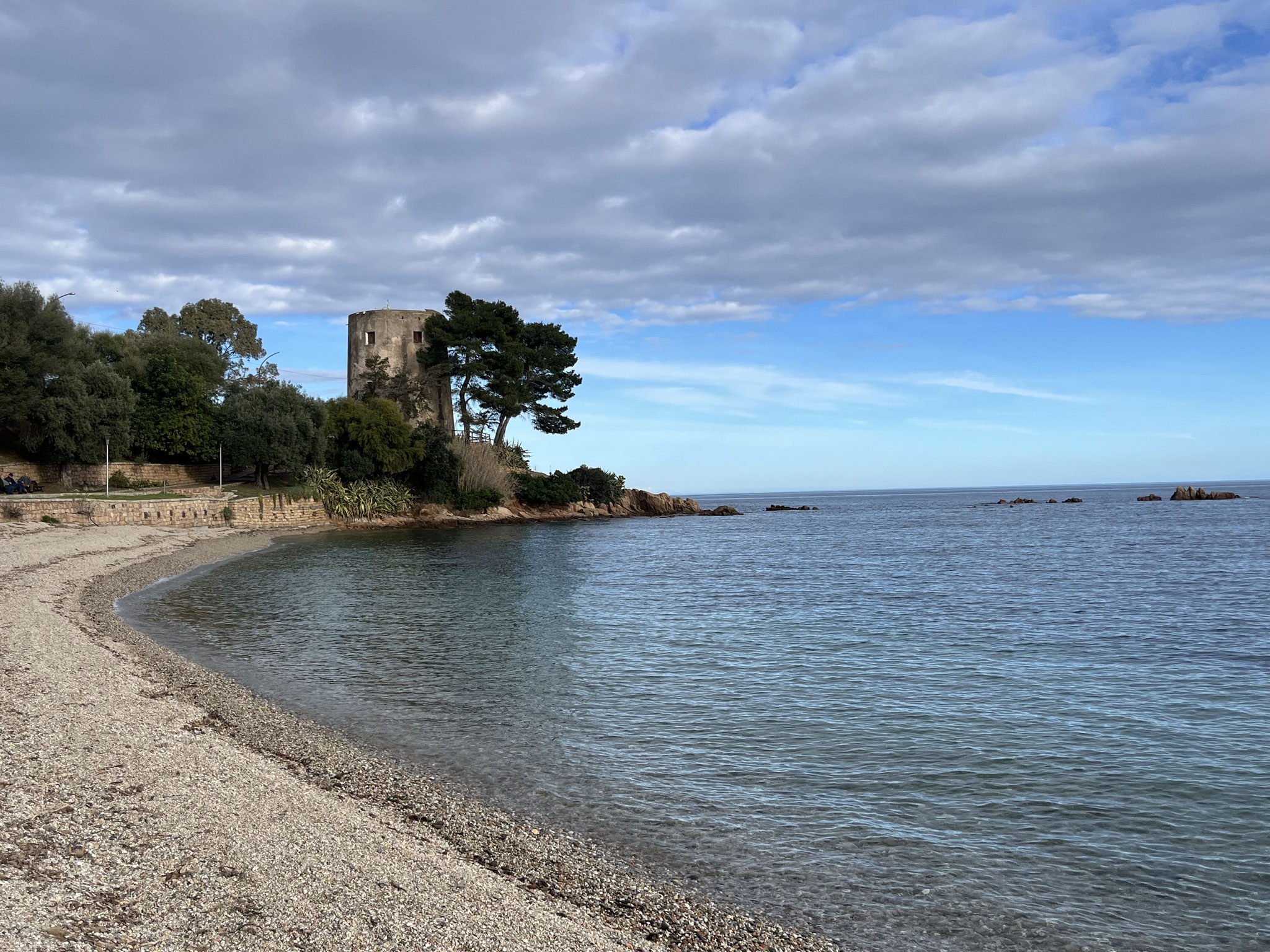Vor dem Einkaufen spazieren wir noch an den gepflegten Steinchenstrand und schauen uns den Spanierturm an.