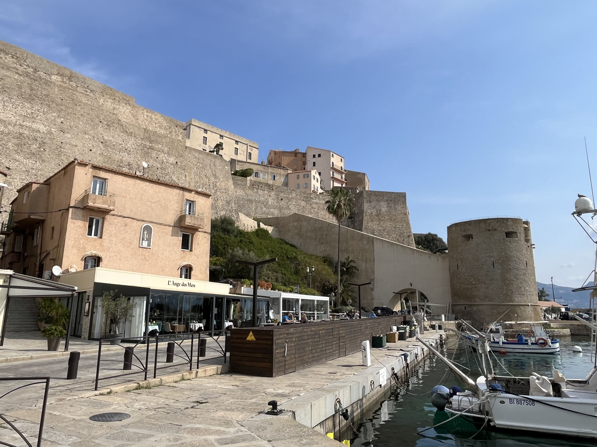 Die Promenade am Hafen mit den vielen Restaurants passt zu einem Touristenort.