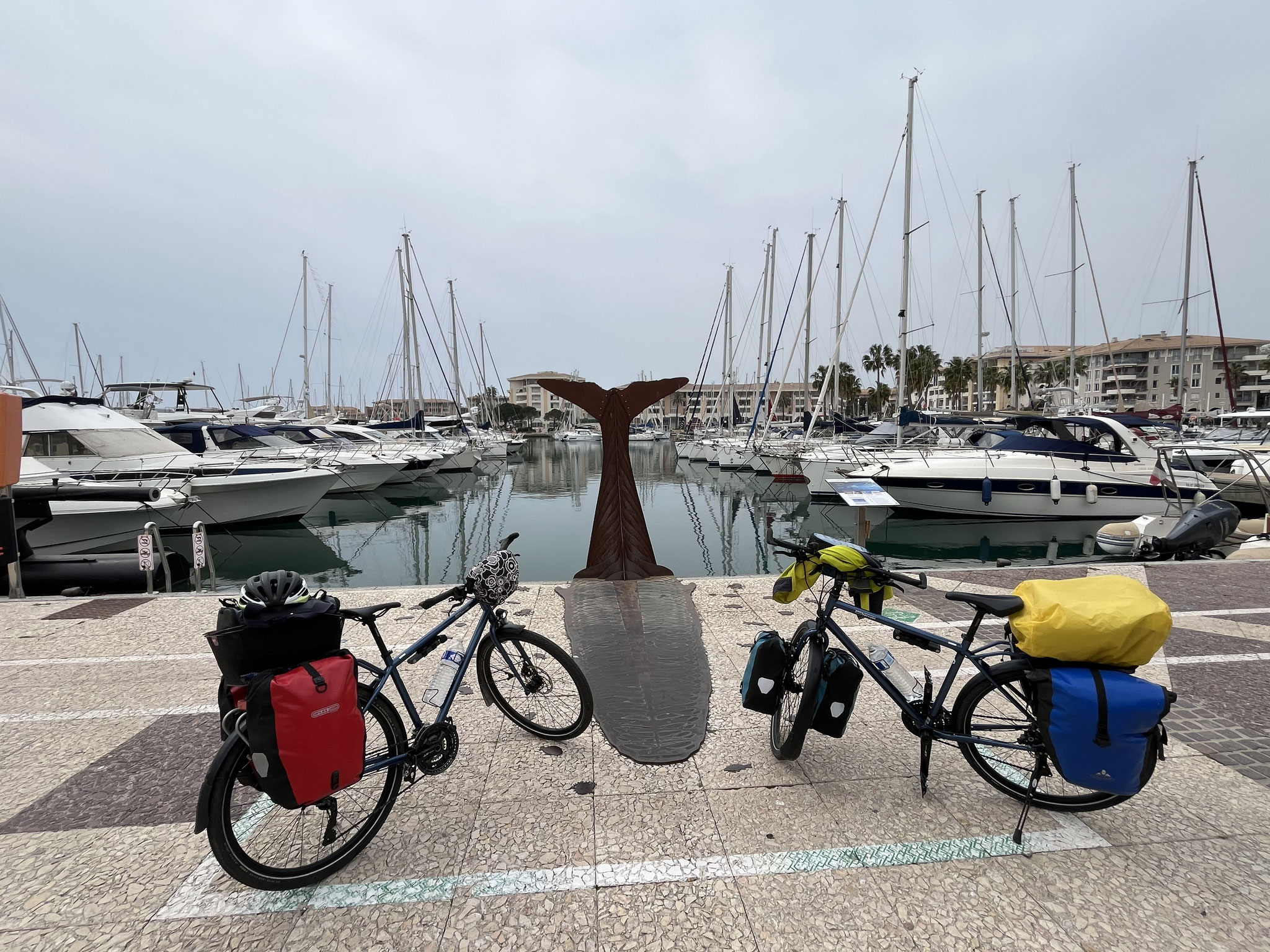 …bevor es zum Hafen von Fréjus geht, wo schon eine Menge los ist.