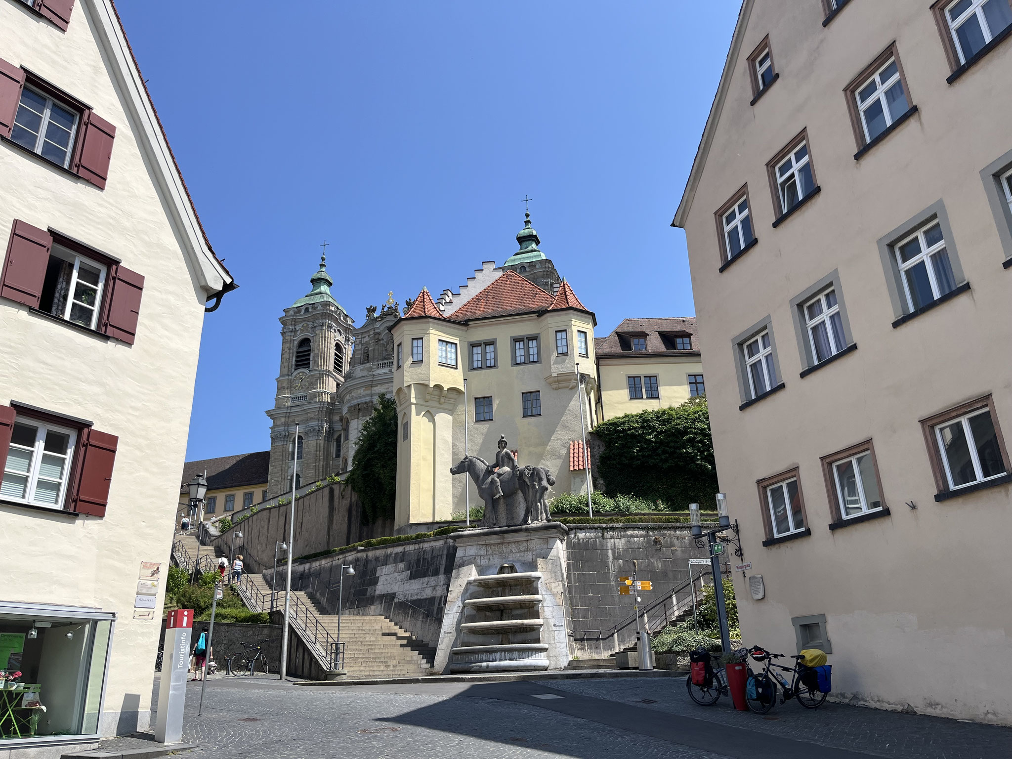 Unser nächster Halt machen wir vor der gigantischen Basilika in Weingarten. Während Angelika die Kirche besucht, warte ich „kühlen“ Schatten.