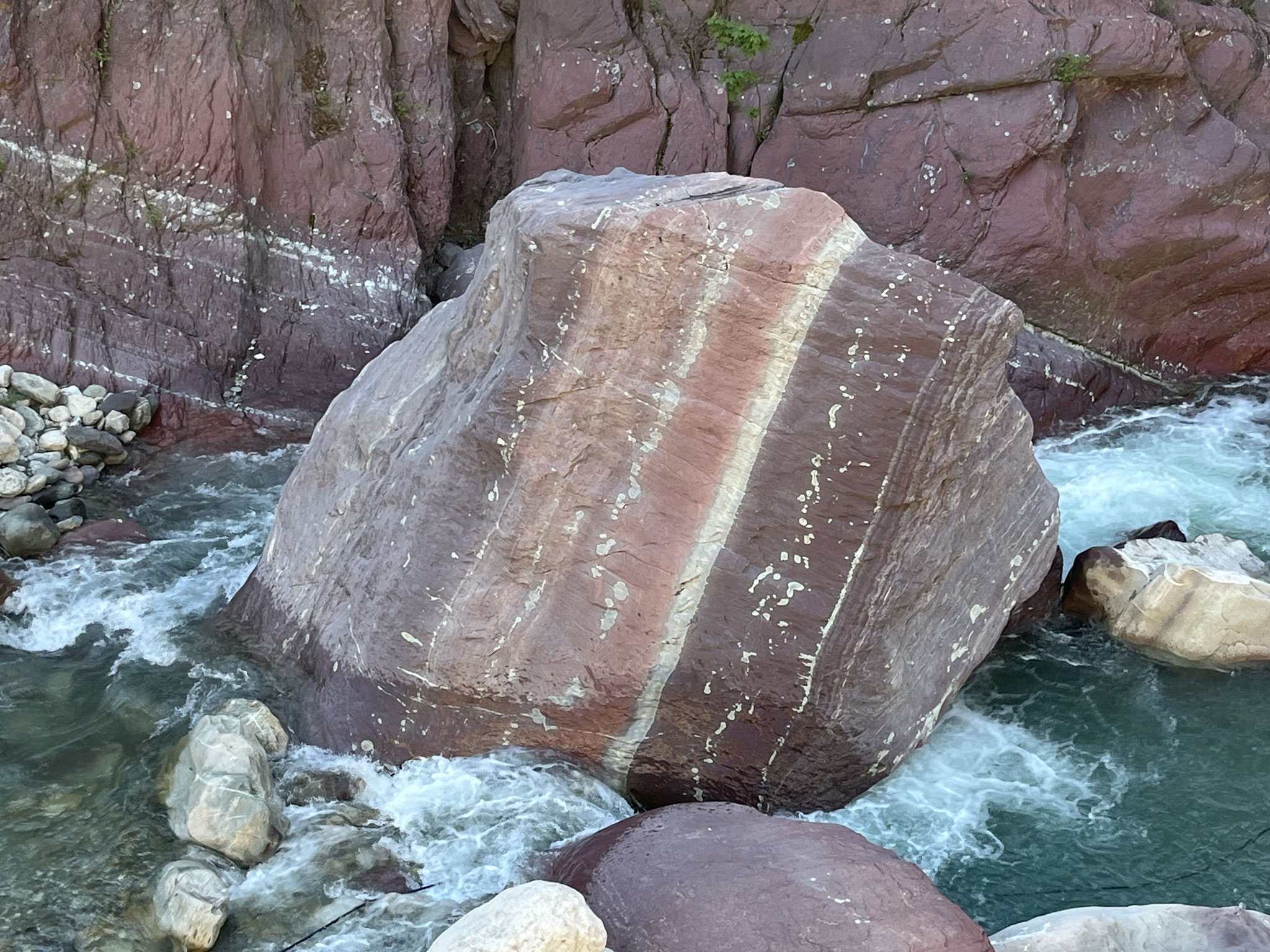 Die Landschaft, die der mäandrierende Fluss,Roya, im Laufe der Zeit gebildet hat ist fantastisch.