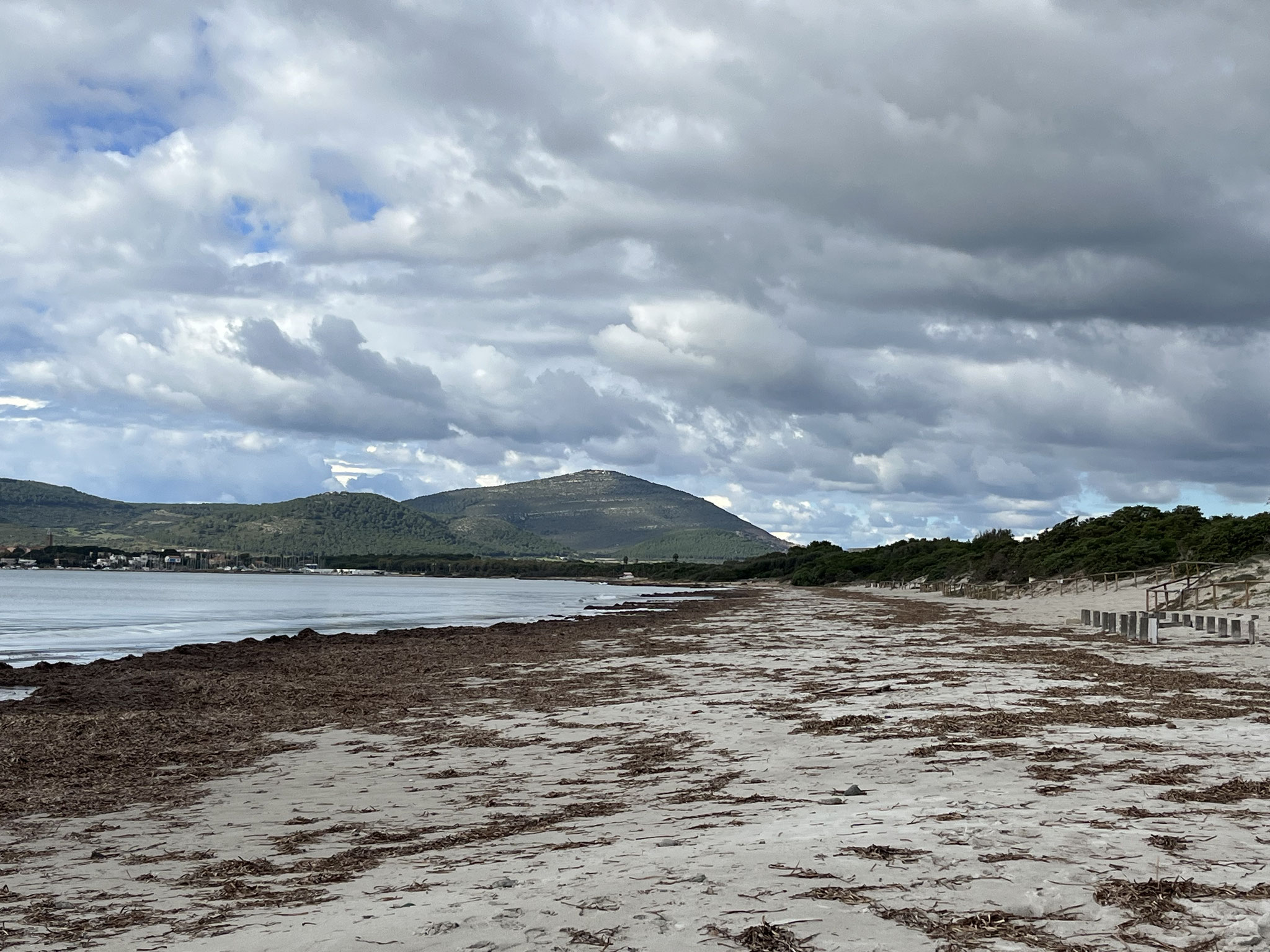 Einige Kilometer natürlicher Sandstrand mit geschützter Dünenlandschaft liegen vor uns.