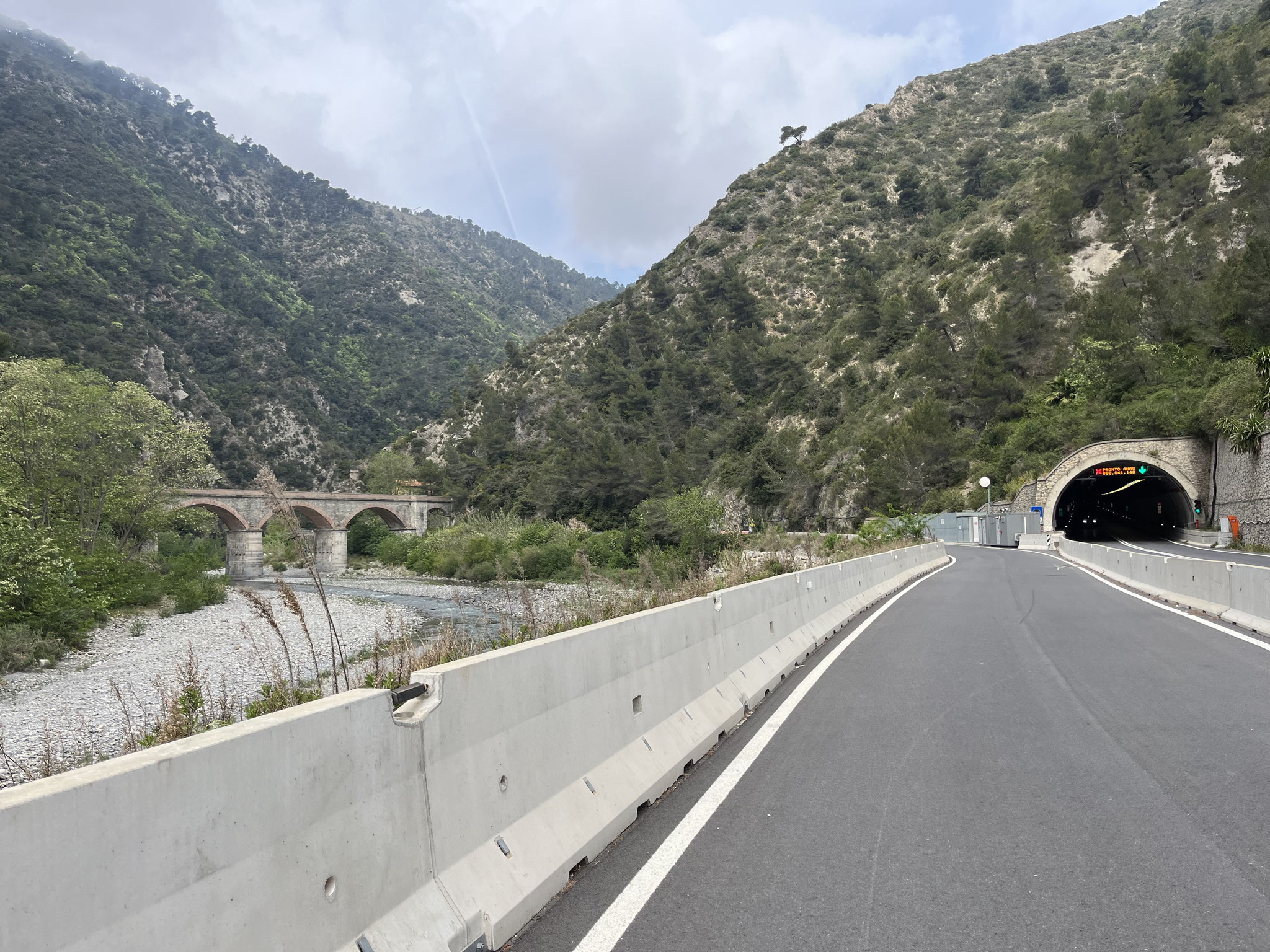 Es geht am Fluss, Roya, entlang hinauf in die Berge. Wir haben auf der Karte einen Veloweg durch die Schlucht gesehen und hoffen darauf, dass wir diesen befahren können. Die Abzweigung nehmen wir und sind gespannt.
