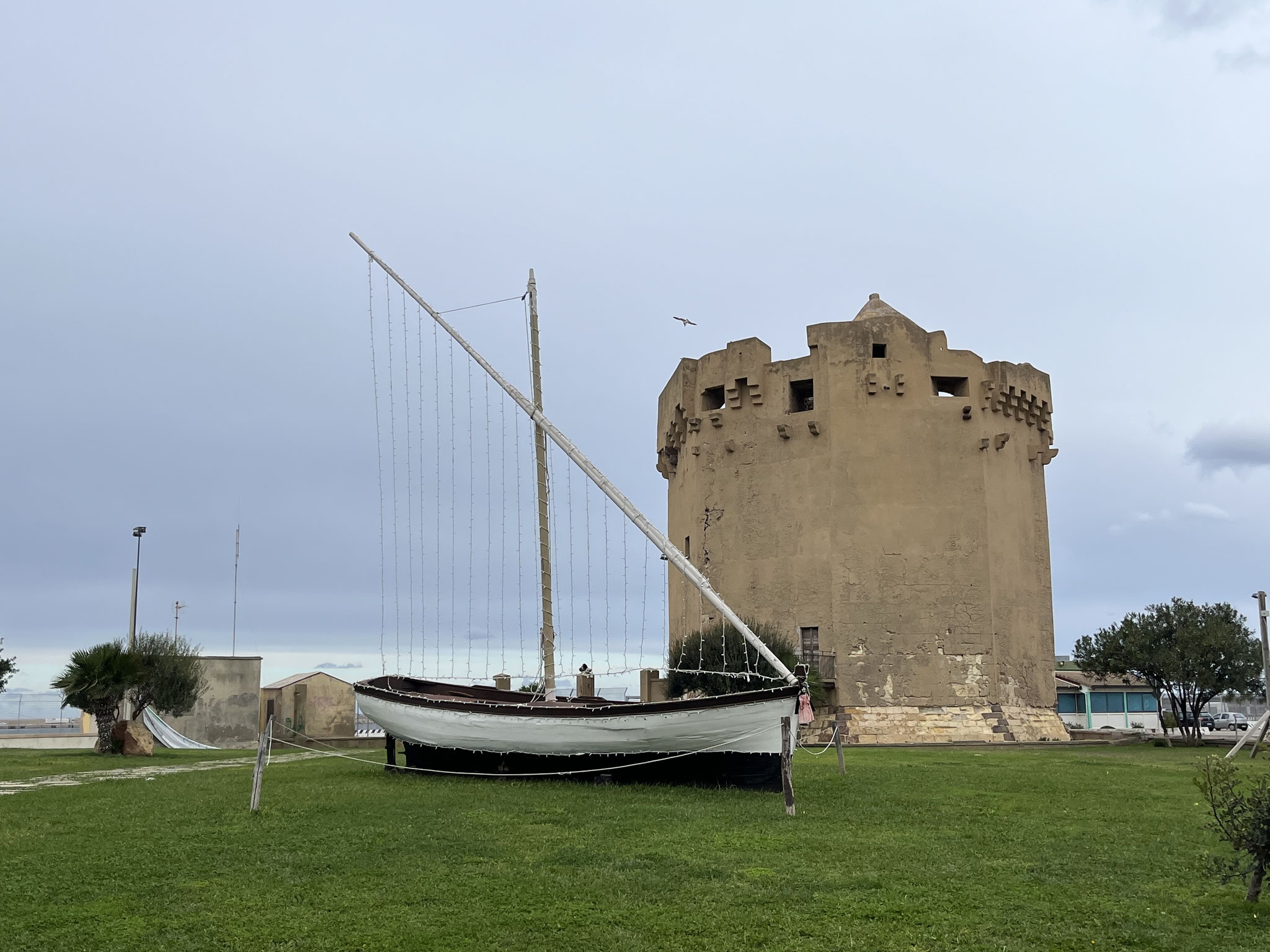 Am Hafen stehen der „Torre del Porto“ und einige heruntergekommene Objekte, von denen man nicht weiss, ob sie schon fertig oder bereits verlassen sind.