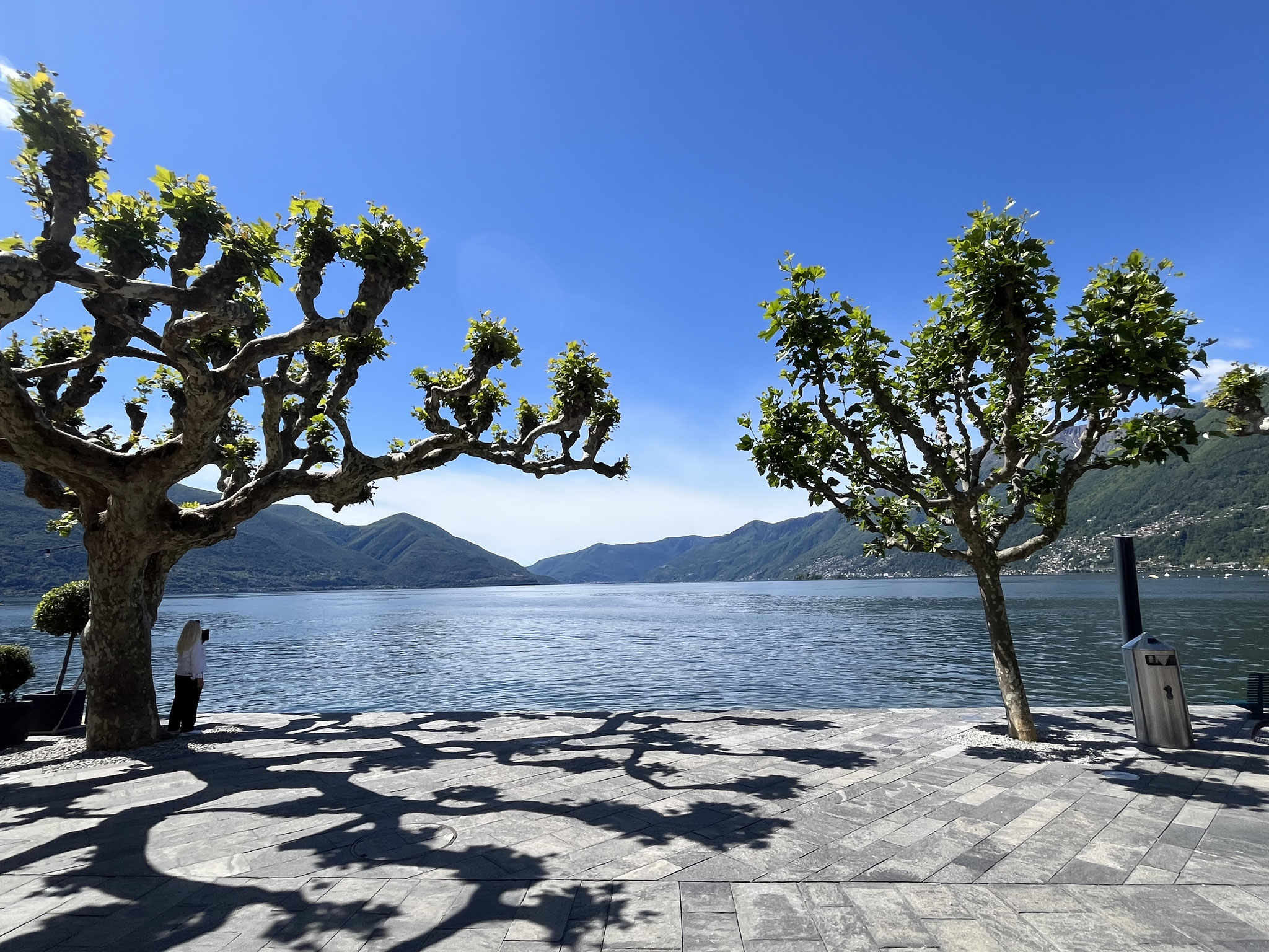 Auf der berühmten Piazza am Ufer des Lago Maggiore sind die Restaurants voll und …