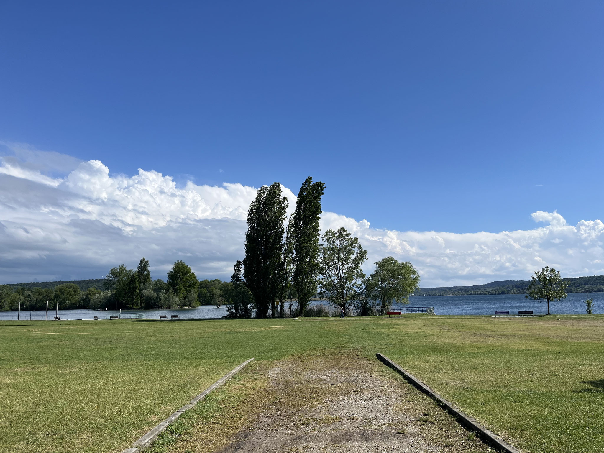 Eine grosse Spielwiese und Badeplatz laden zum Verweilen ein. 