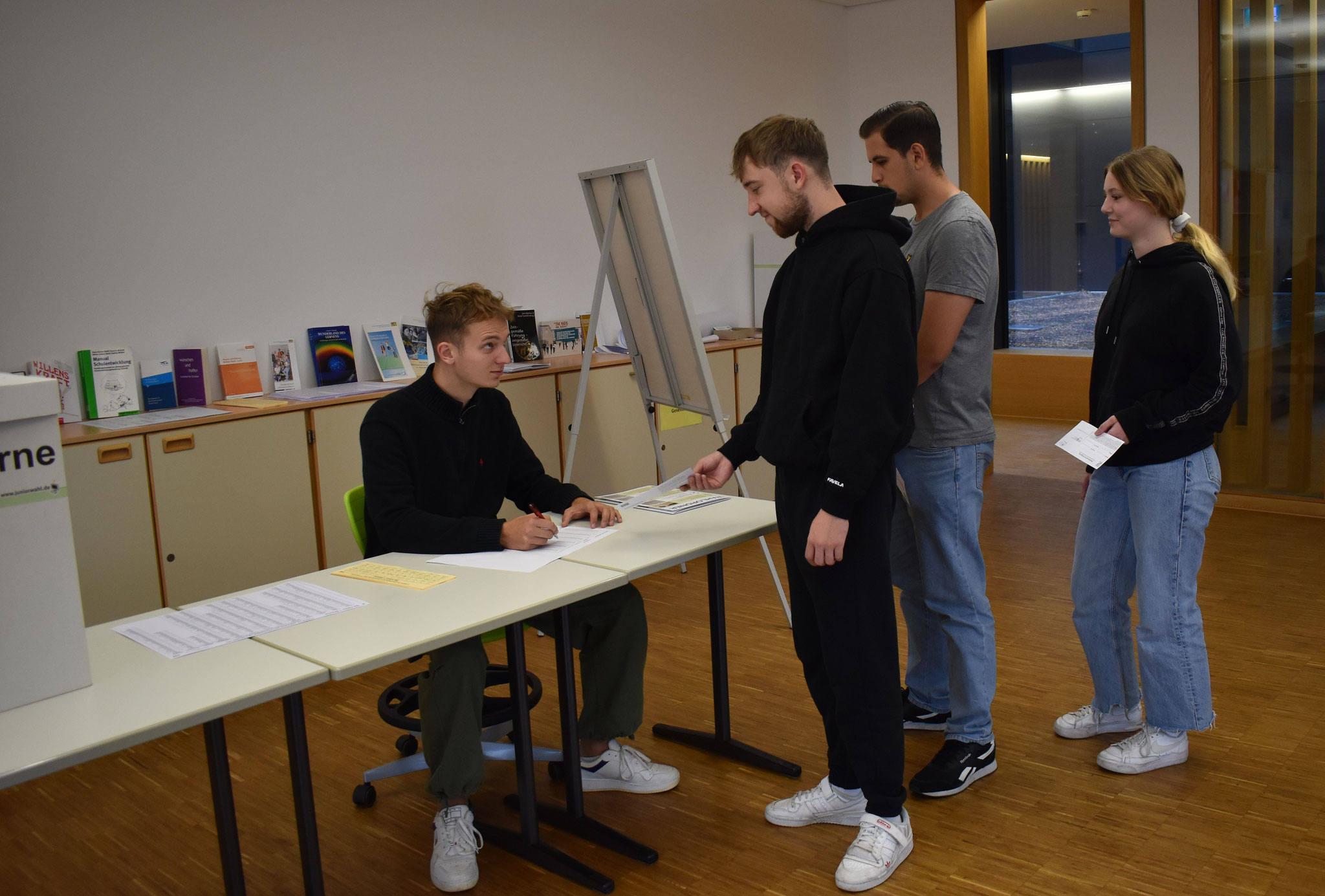 Politik Erstwähler üben den Wahlprozess STAATLICHE BERUFSSCHULE LAUINGEN