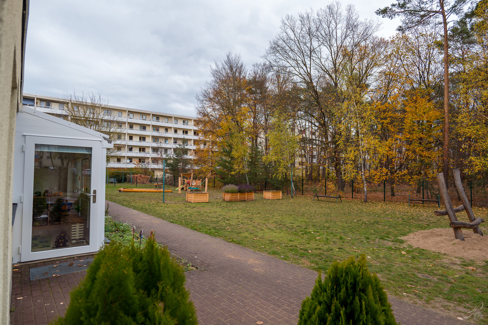 Immer im Blick, der neue Spielplatz und Garten